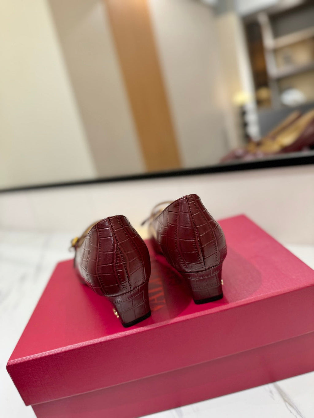 VLTN VLOGO SIGNATURE ROUND-TOE HEELS 25S IN DARK RED LAMBSKIN SNAKE-EMBOSSED