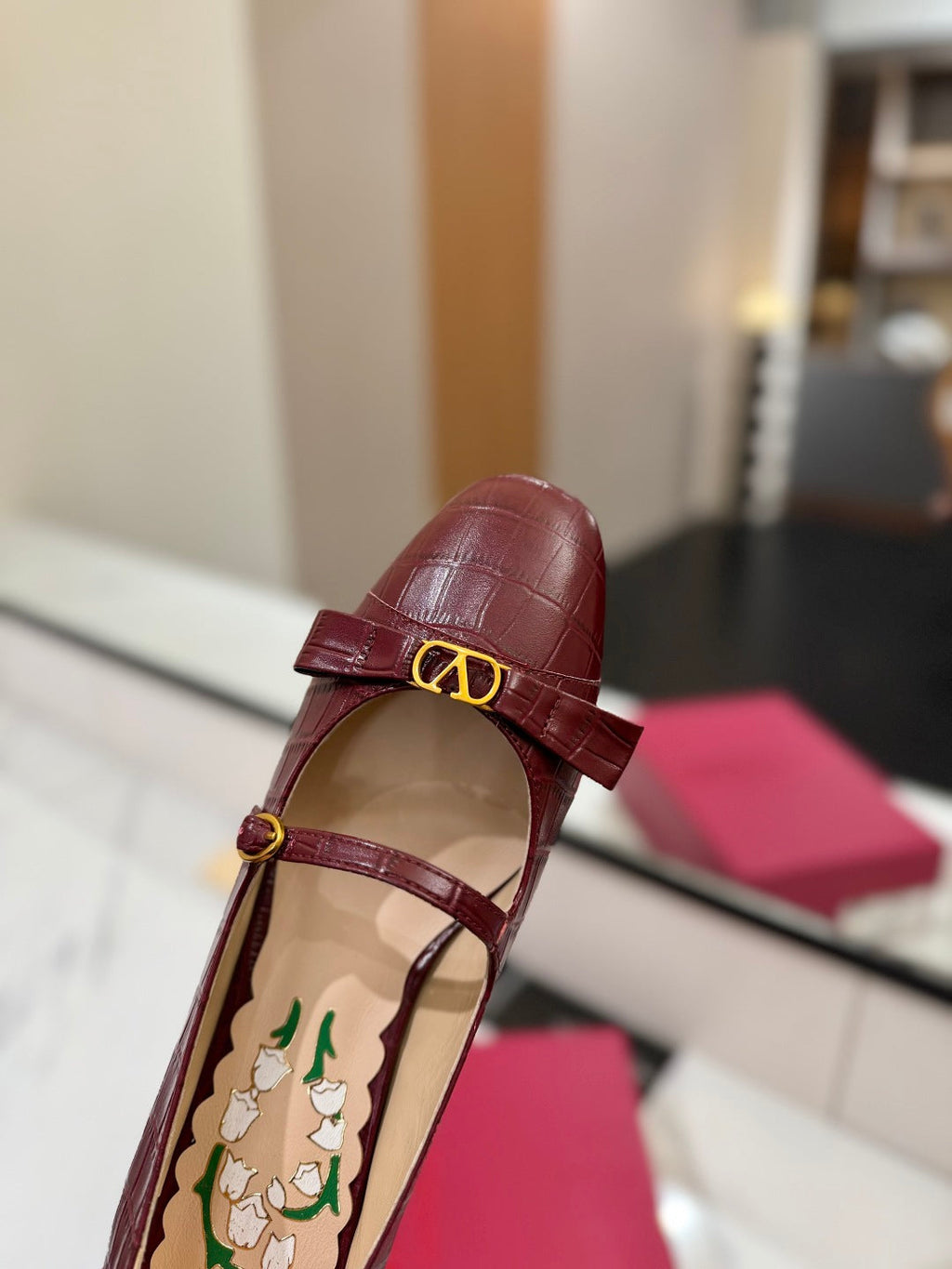 VLTN VLOGO SIGNATURE ROUND-TOE HEELS 25S IN DARK RED LAMBSKIN SNAKE-EMBOSSED