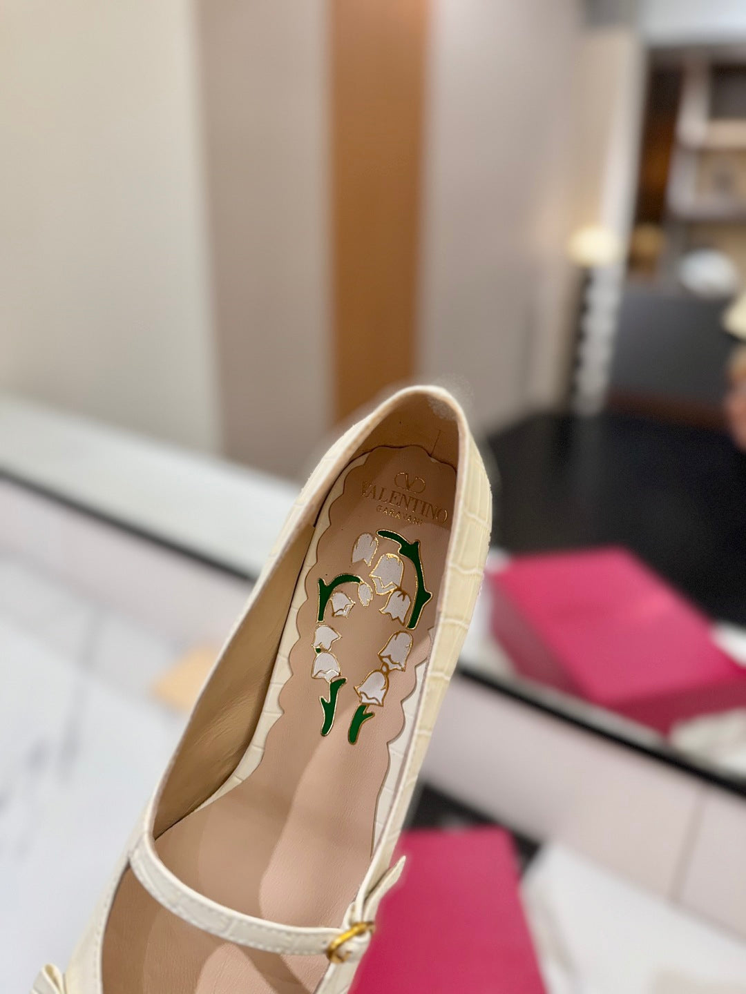 VLTN VLOGO SIGNATURE ROUND-TOE HEELS 25S IN CREAM WHITE LAMBSKIN SNAKE-EMBOSSED