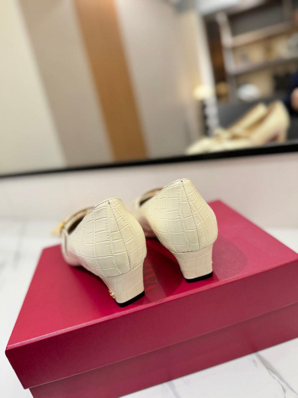 VLTN VLOGO SIGNATURE ROUND-TOE HEELS 25S IN CREAM WHITE LAMBSKIN SNAKE-EMBOSSED