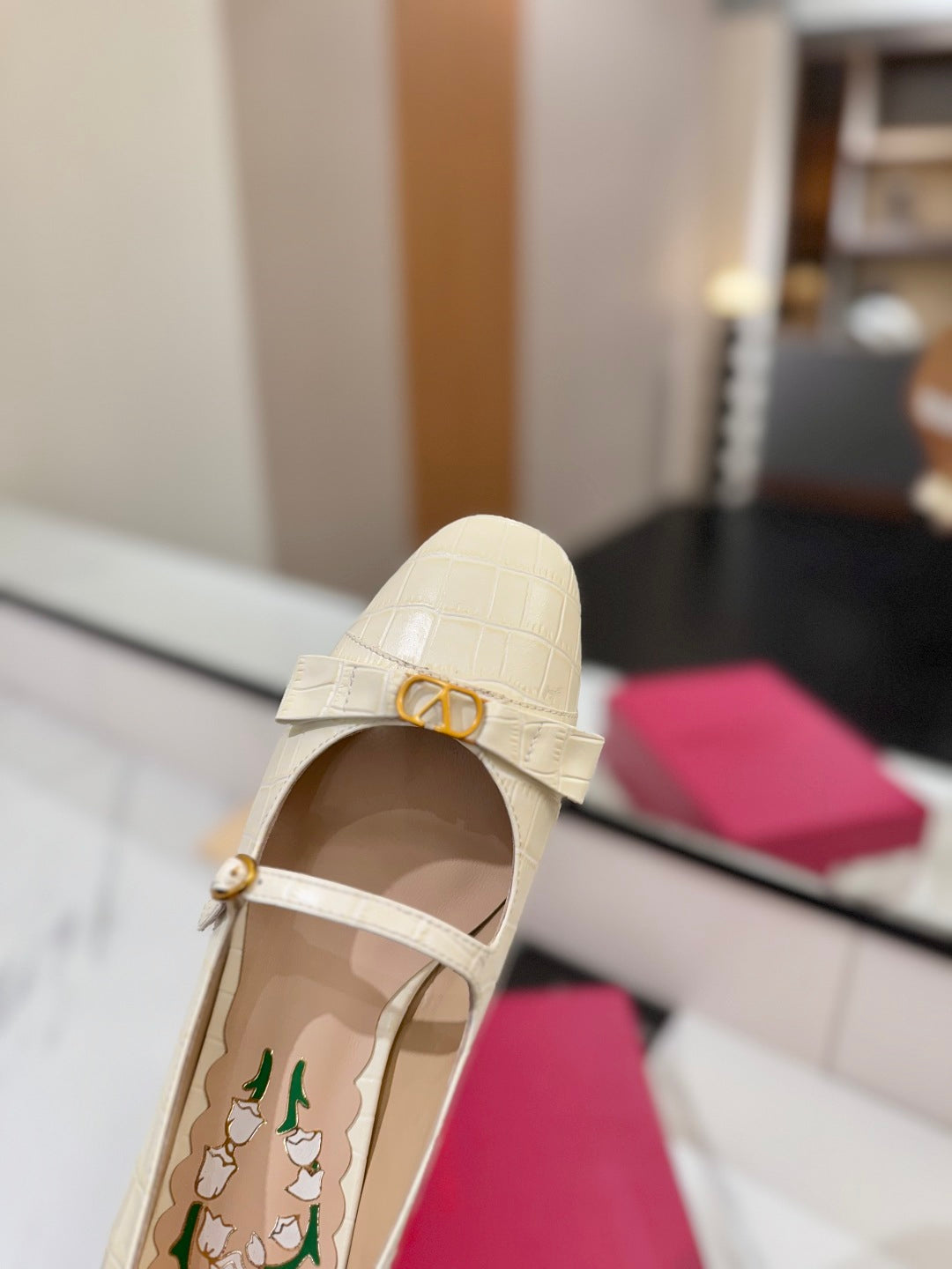 VLTN VLOGO SIGNATURE ROUND-TOE HEELS 25S IN CREAM WHITE LAMBSKIN SNAKE-EMBOSSED
