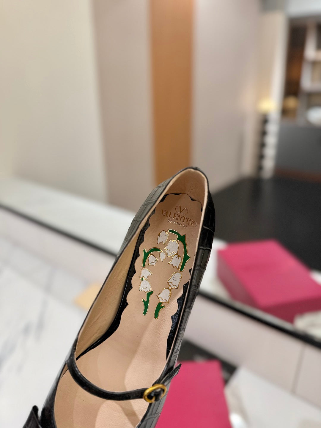 VLTN VLOGO SIGNATURE ROUND-TOE HEELS 25S IN BLACK LAMBSKIN SNAKE-EMBOSSED