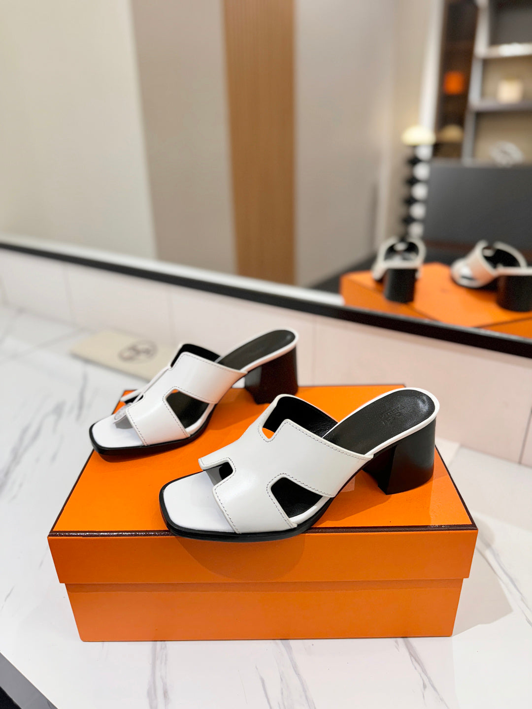HM 26S HELIA SANDAL 70MM IN WHITE AND BLACK CALFSKIN