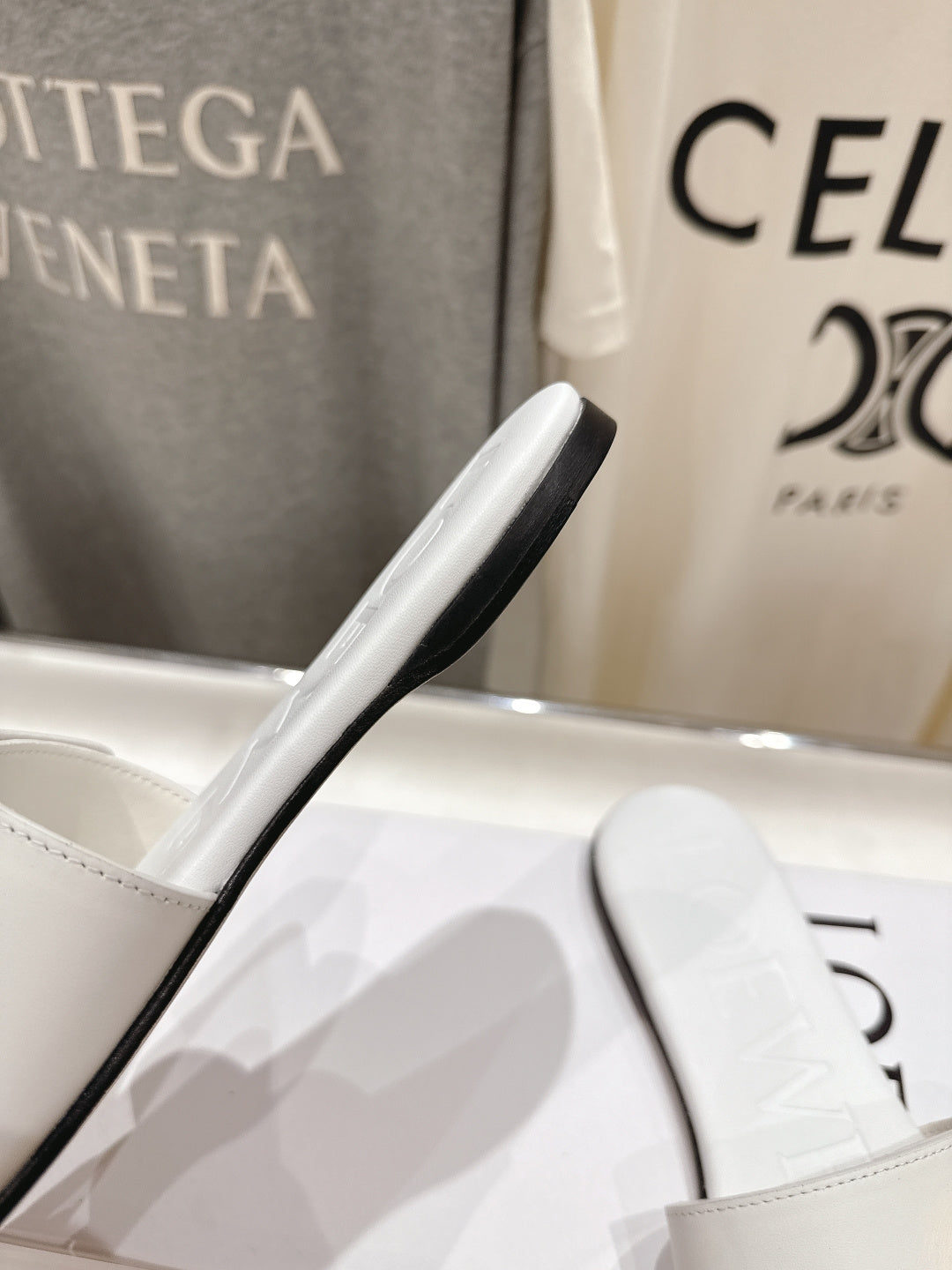 LOEWE 26S PEBBLE SLIDE IN WHITE CALFSKIN GOLD HARDWARE