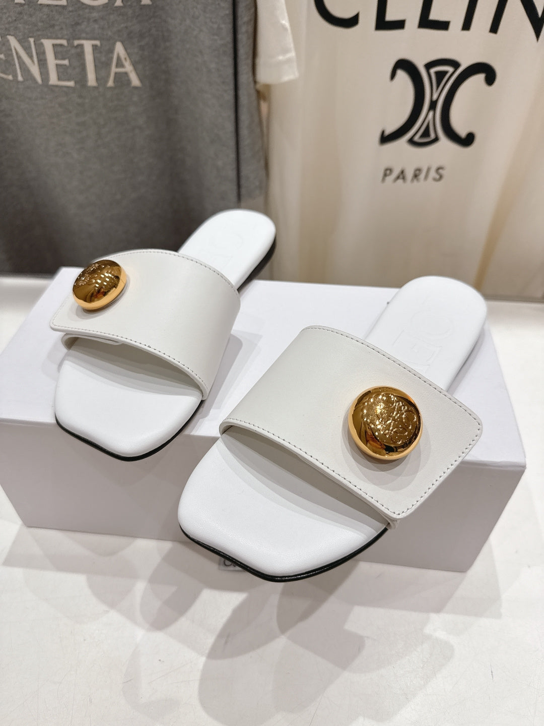 LOEWE 26S PEBBLE SLIDE IN WHITE CALFSKIN GOLD HARDWARE