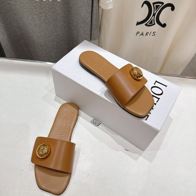 LOEWE 26S PEBBLE SLIDE IN CAMEL BROWN CALFSKIN GOLD HARDWARE