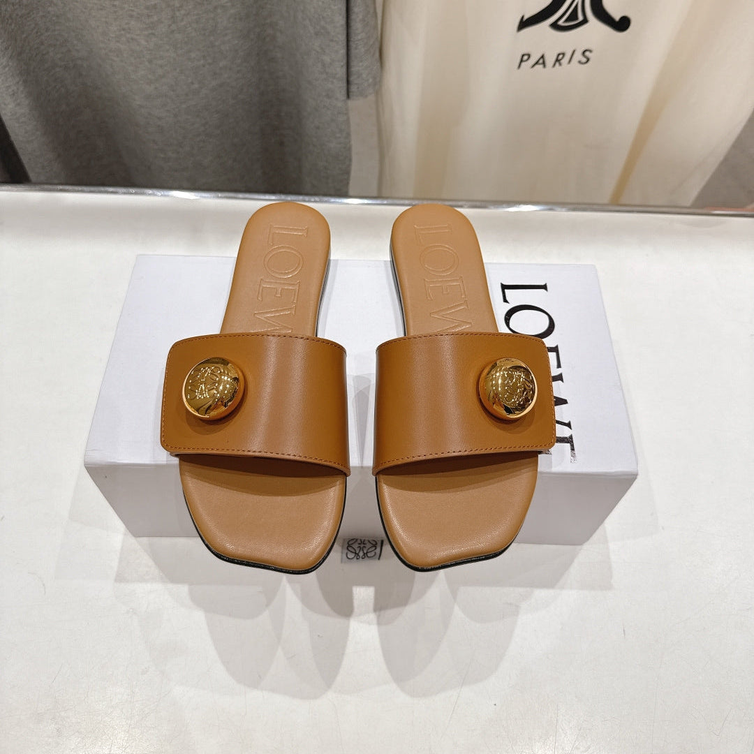 LOEWE 26S PEBBLE SLIDE IN CAMEL BROWN CALFSKIN GOLD HARDWARE