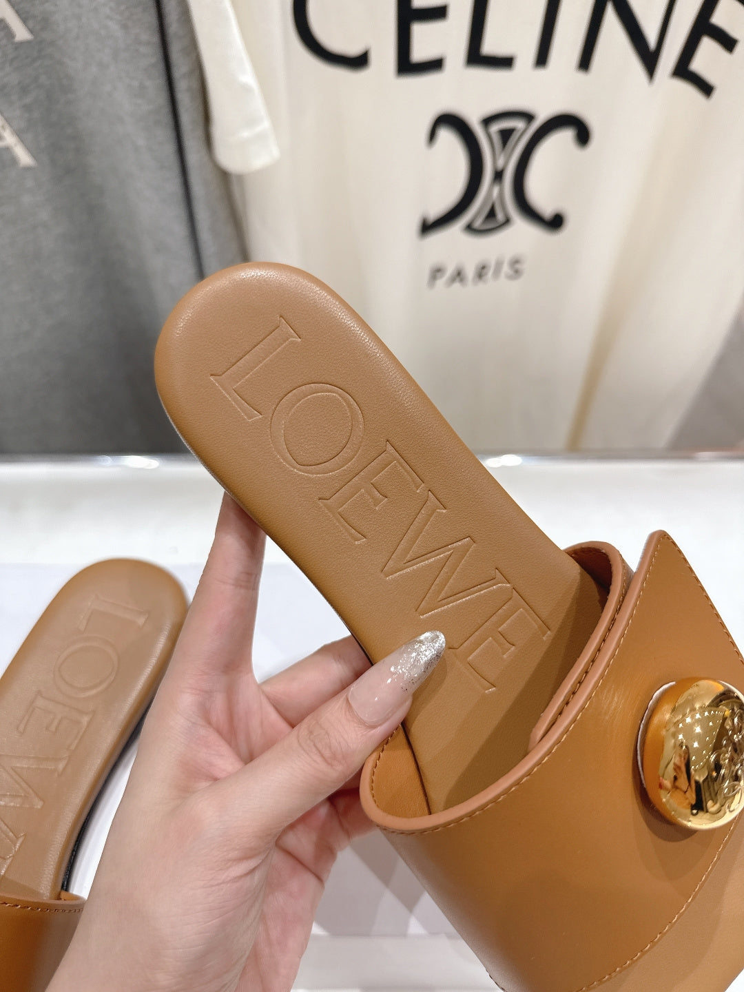 LOEWE 26S PEBBLE SLIDE IN CAMEL BROWN CALFSKIN GOLD HARDWARE