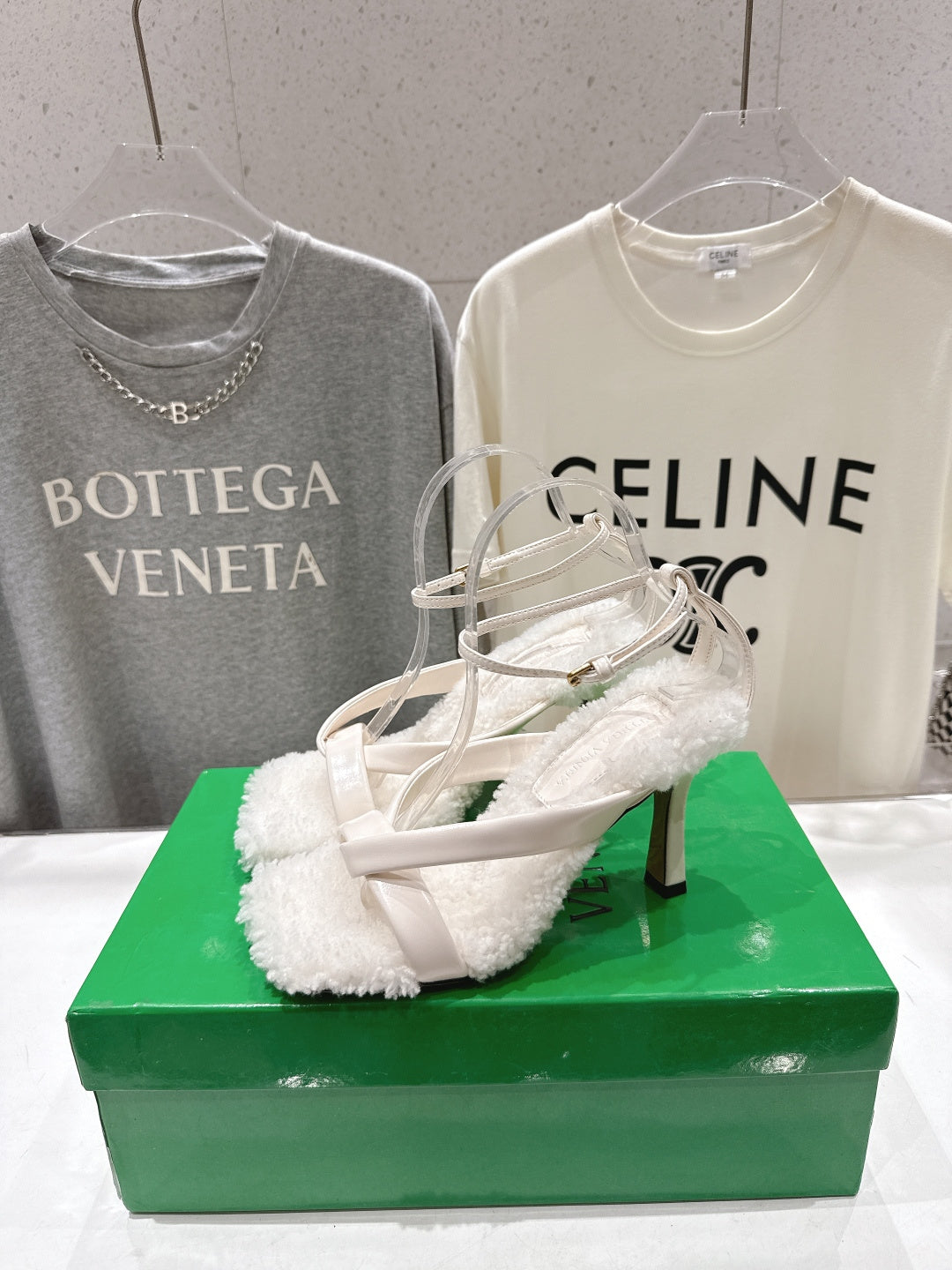 BOTTEGA VENETA 26S HIGH-HEEL SANDALS IN OFF WHITE LAMBSKIN AND SHEARLING