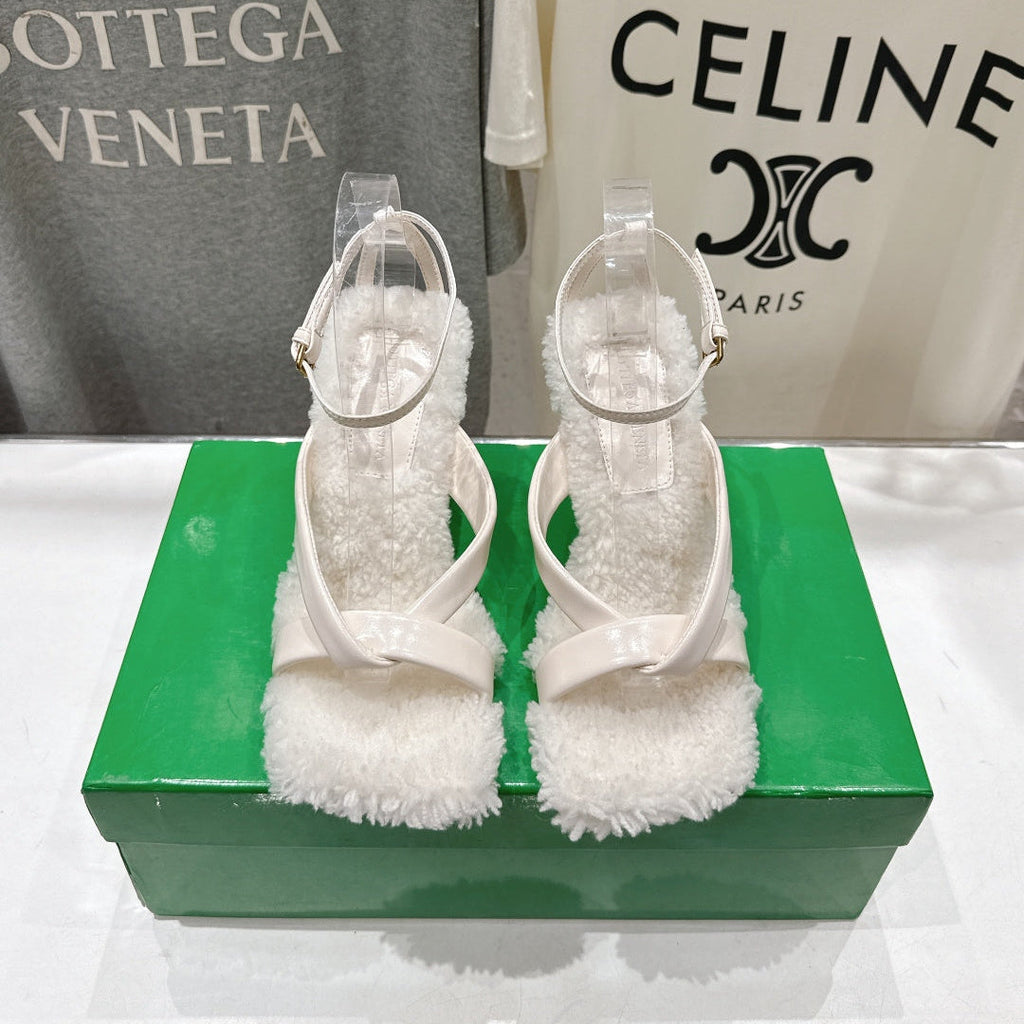 BOTTEGA VENETA 26S HIGH-HEEL SANDALS IN OFF WHITE LAMBSKIN AND SHEARLING