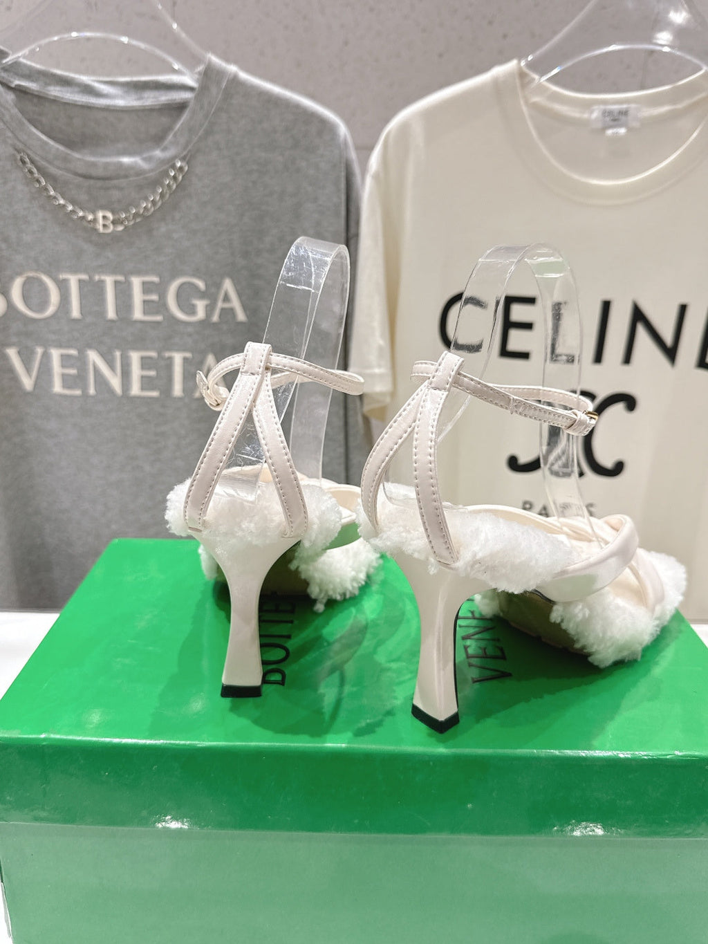 BOTTEGA VENETA 26S HIGH-HEEL SANDALS IN OFF WHITE LAMBSKIN AND SHEARLING