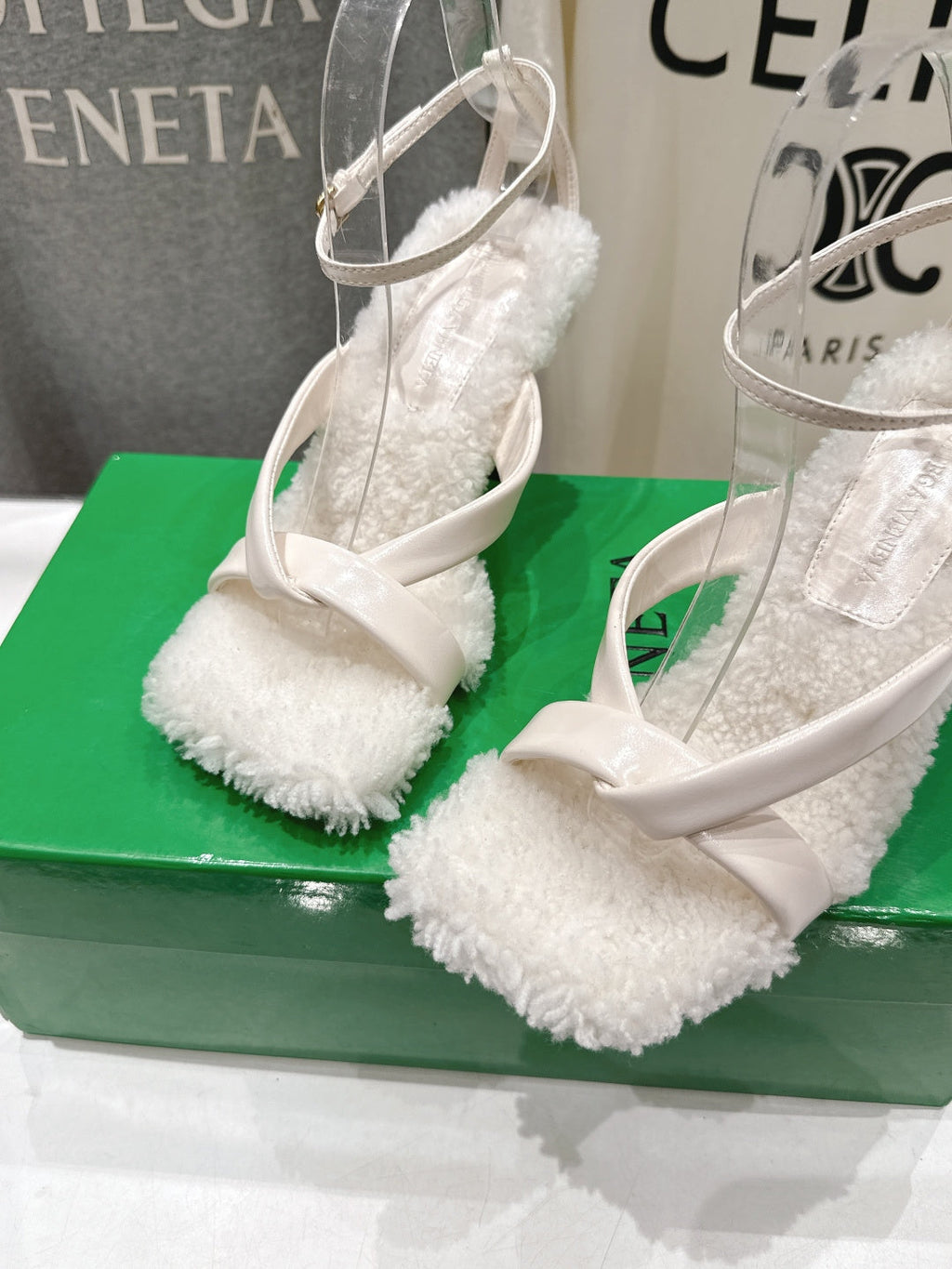 BOTTEGA VENETA 26S HIGH-HEEL SANDALS IN OFF WHITE LAMBSKIN AND SHEARLING