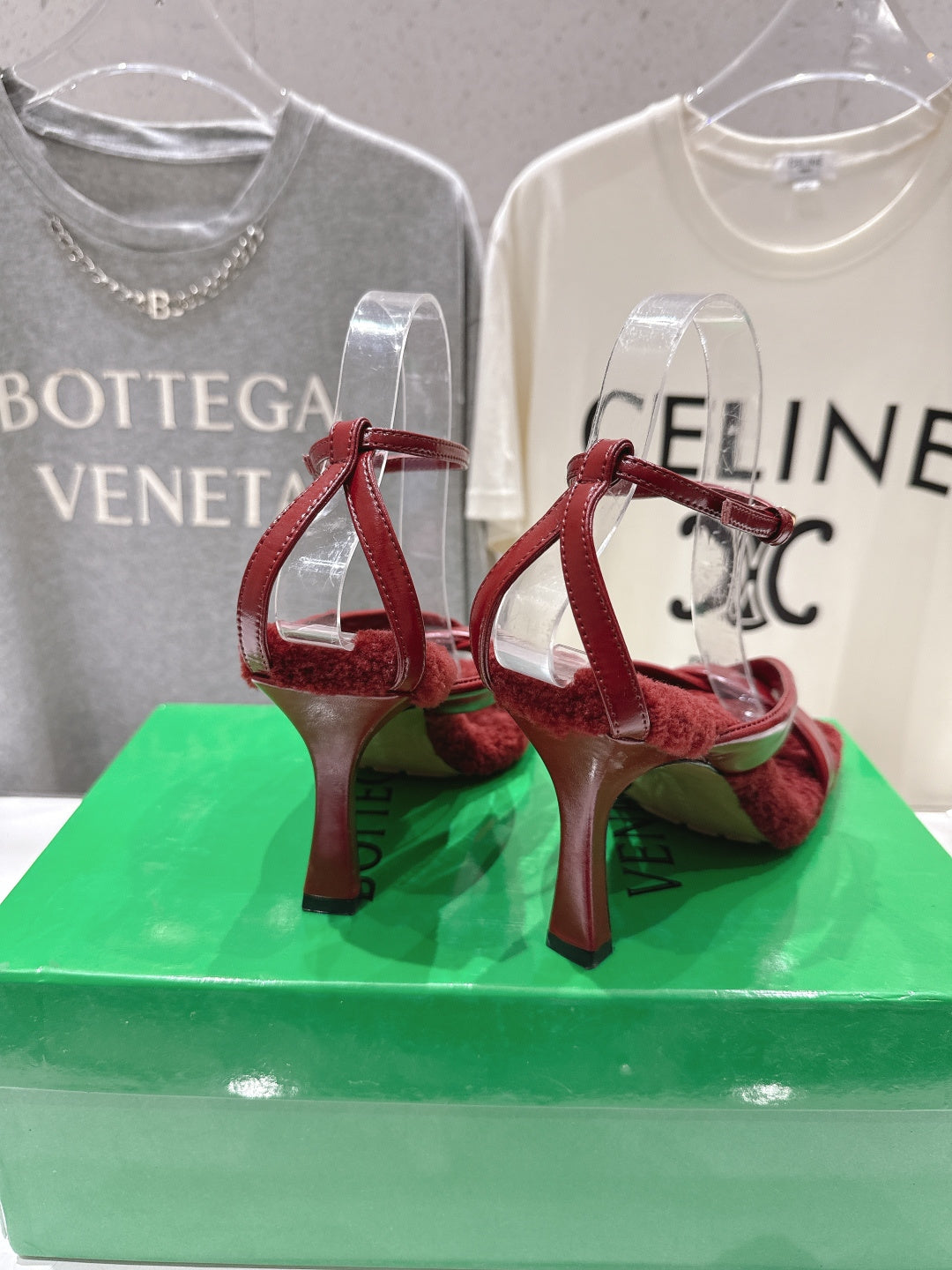 BOTTEGA VENETA 26S HIGH-HEEL SANDALS IN RED LAMBSKIN AND SHEARLING