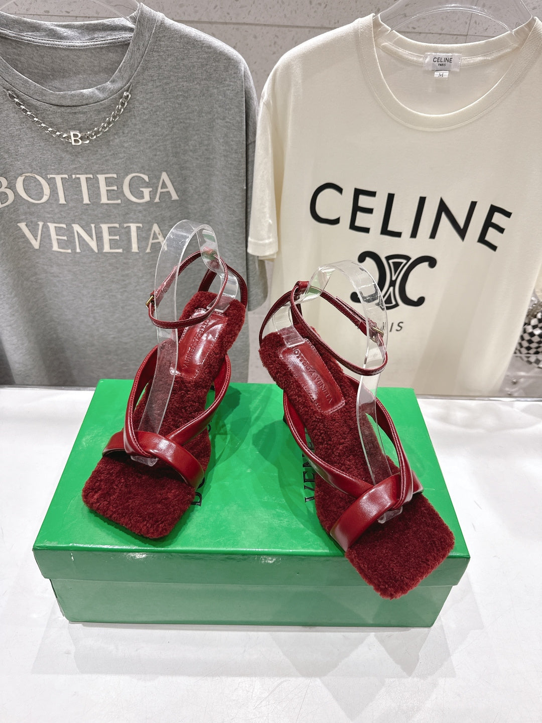 BOTTEGA VENETA 26S HIGH-HEEL SANDALS IN RED LAMBSKIN AND SHEARLING