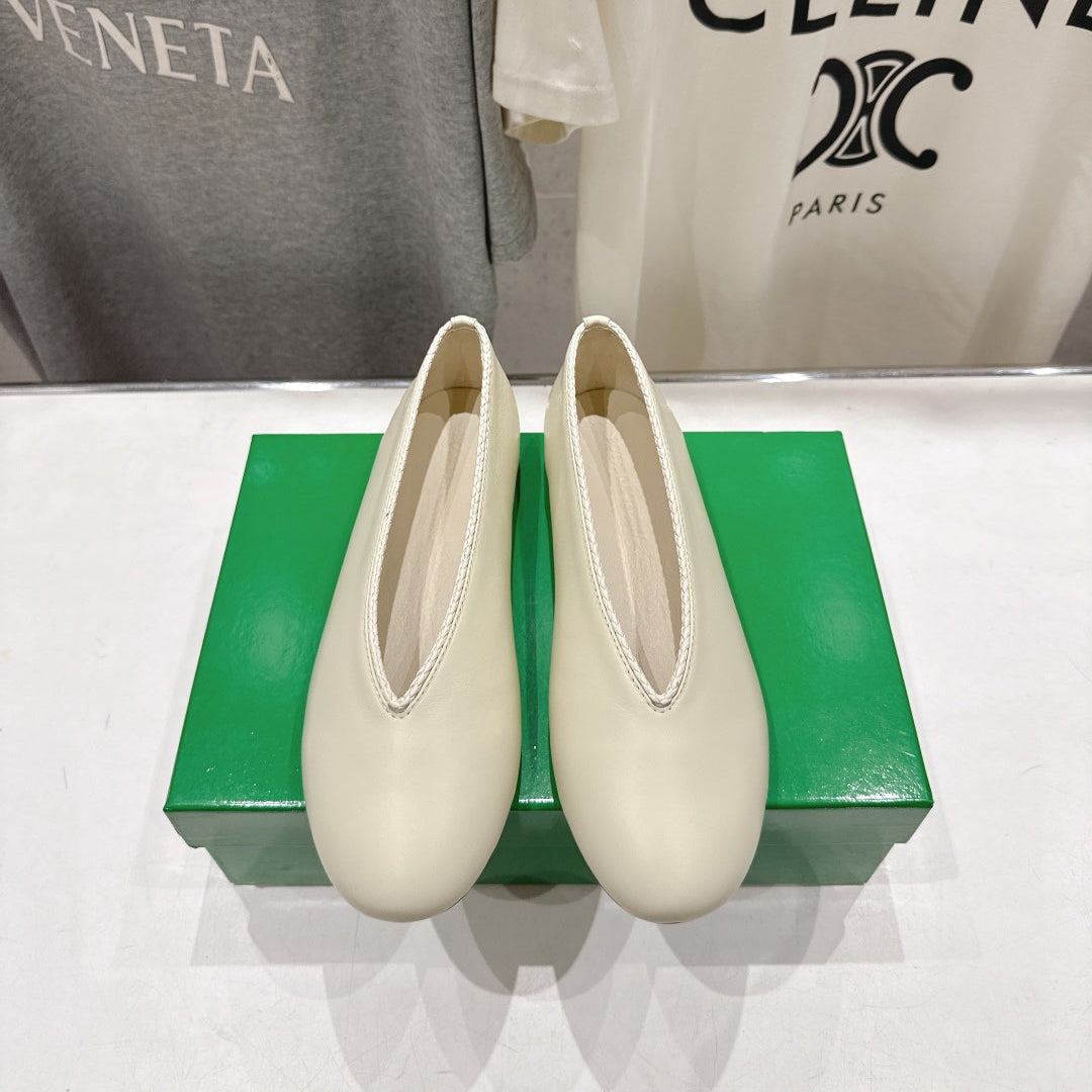 BOTTEGA VENETA 26S BALLET FLATS IN OFF-WHITE LAMBSKIN