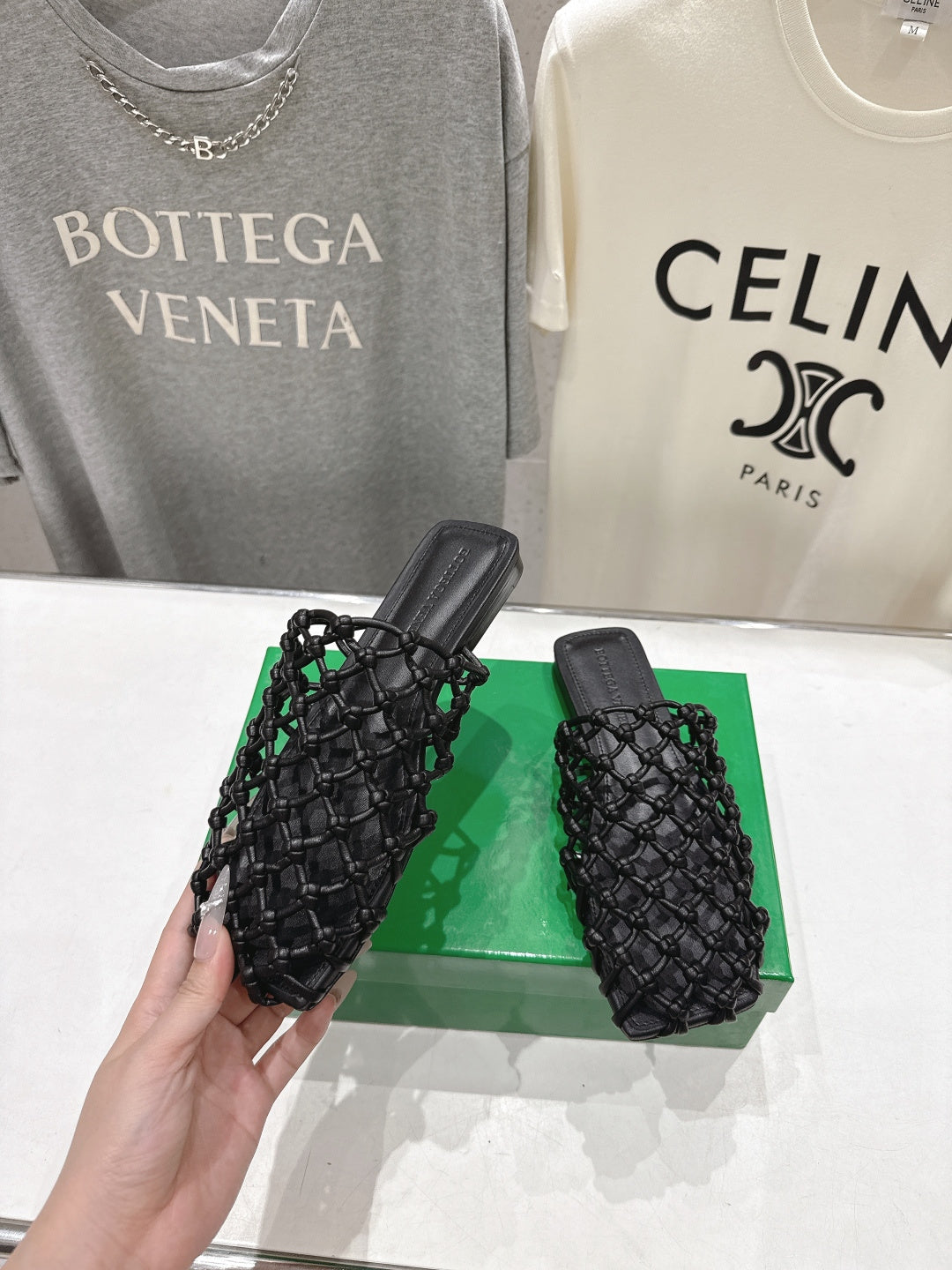 BOTTEGA VENETA 26S WOVEN MULES IN BLACK LAMBSKIN