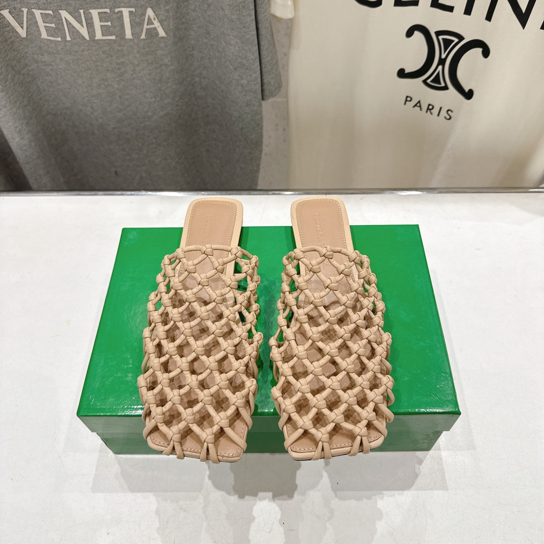 BOTTEGA VENETA 26S WOVEN MULES IN BEIGE LAMBSKIN