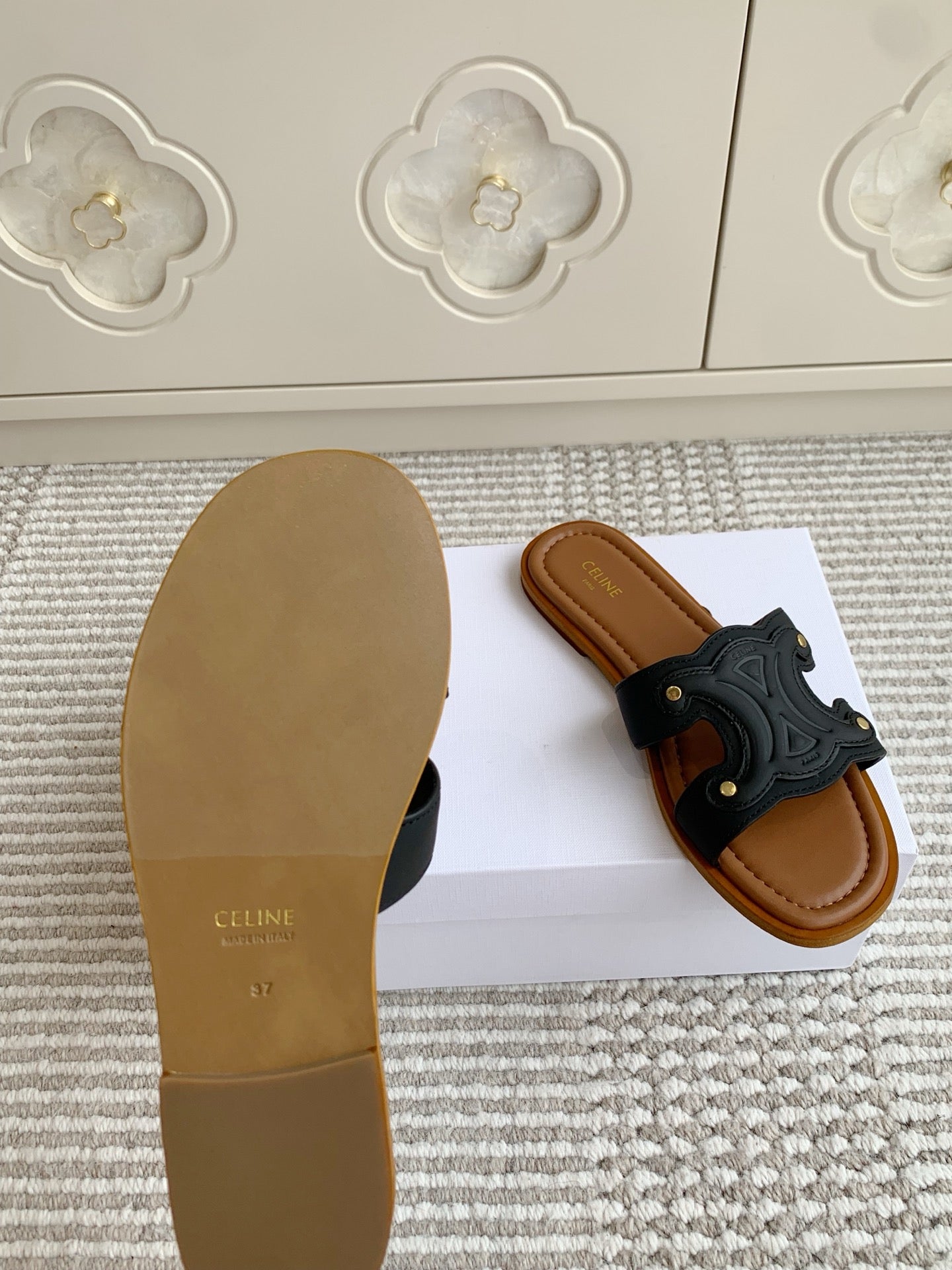 CELINE 26S TRIOMPHE SLIDE SANDALS IN BLACK CALFSKIN WITH TAN BROWN FOOTBED