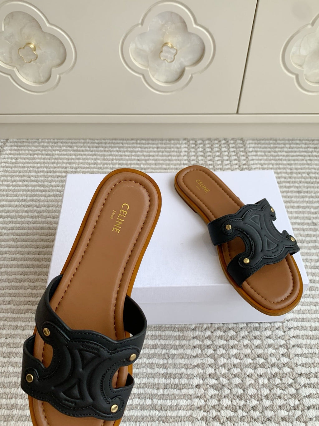 CELINE 26S TRIOMPHE SLIDE SANDALS IN BLACK CALFSKIN WITH TAN BROWN FOOTBED