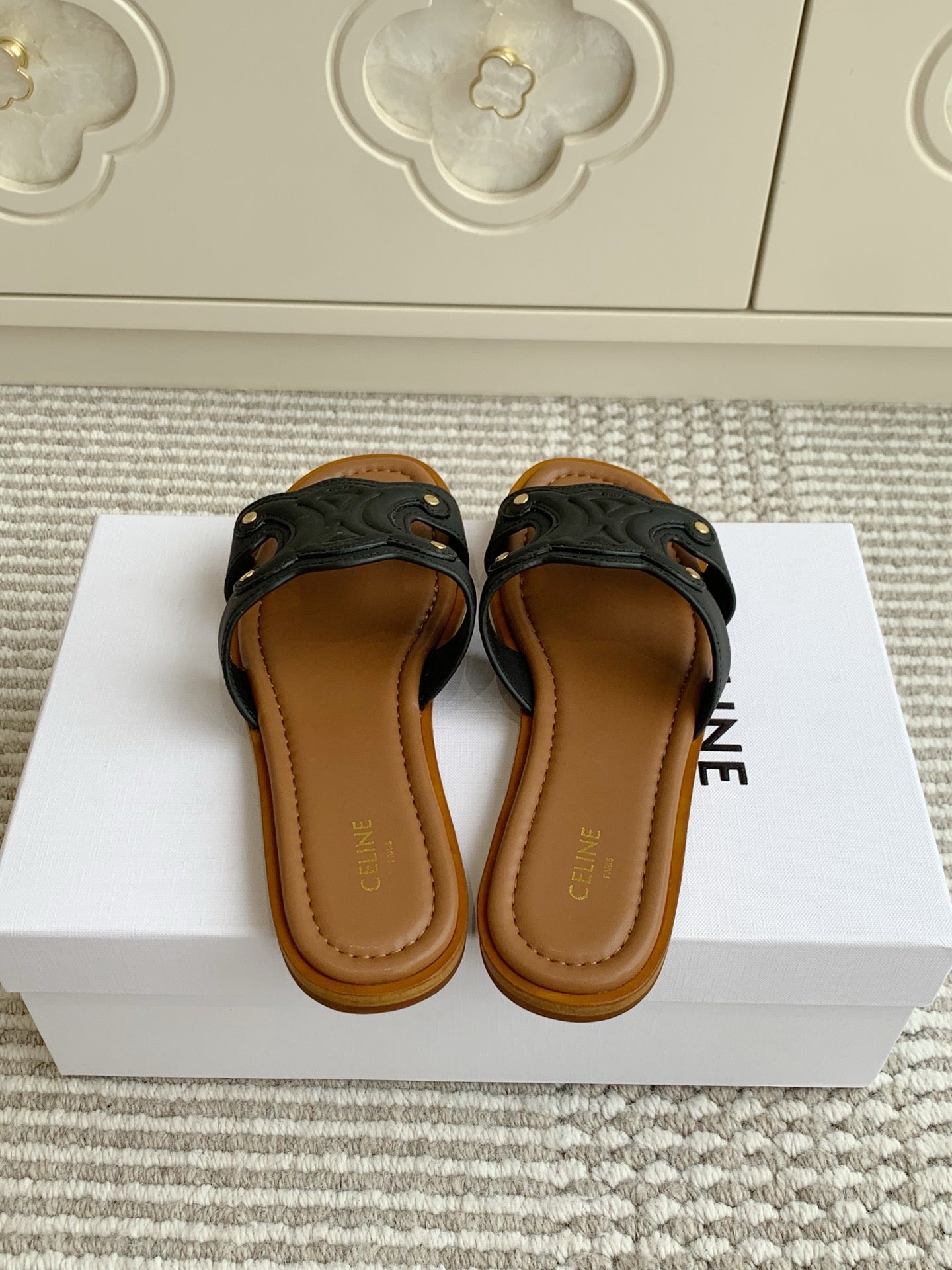 CELINE 26S TRIOMPHE SLIDE SANDALS IN BLACK CALFSKIN WITH TAN BROWN FOOTBED