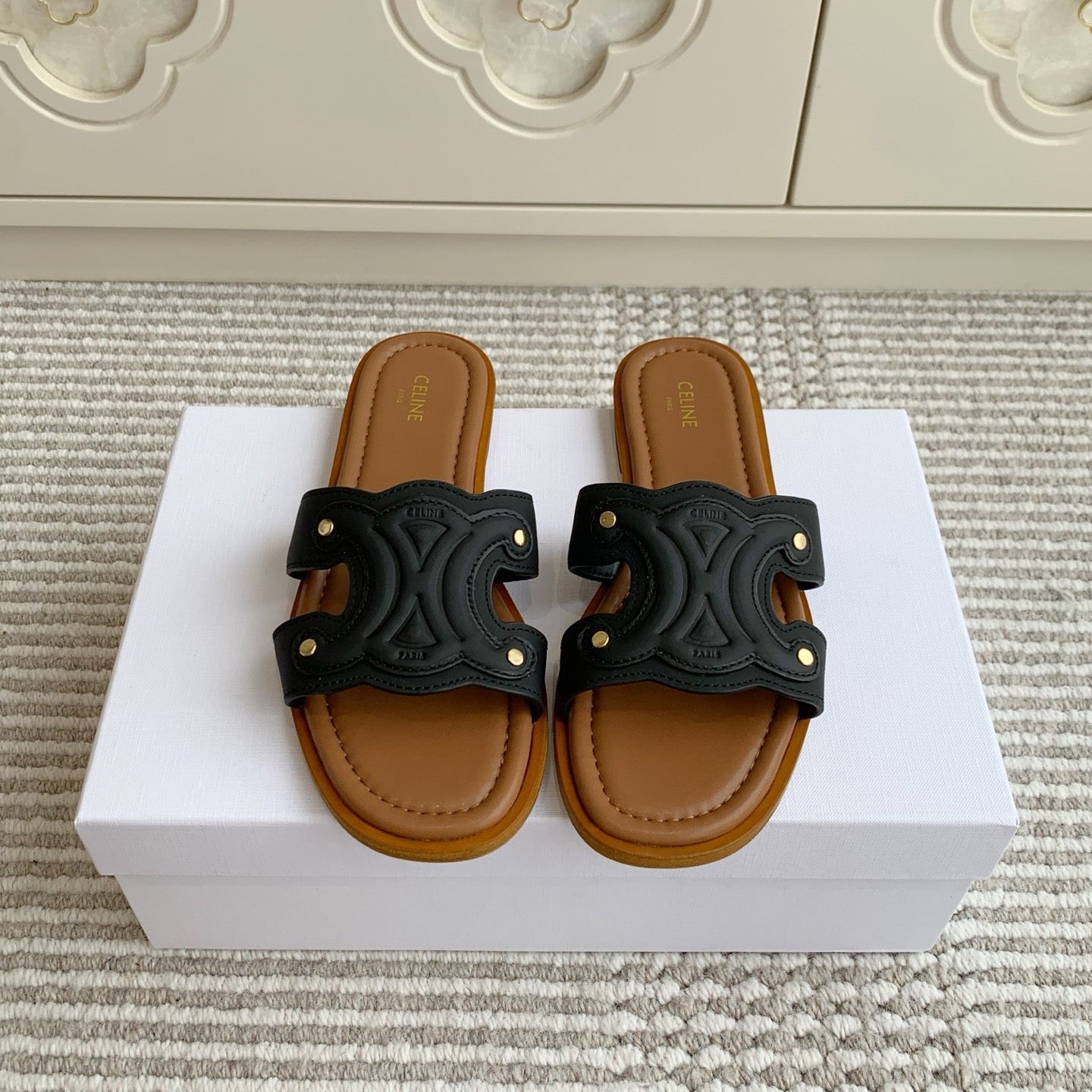 CELINE 26S TRIOMPHE SLIDE SANDALS IN BLACK CALFSKIN WITH TAN BROWN FOOTBED