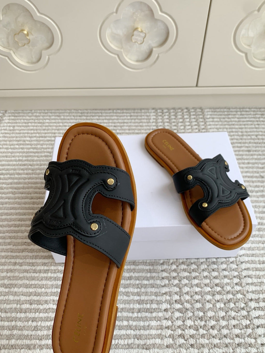 CELINE 26S TRIOMPHE SLIDE SANDALS IN BLACK CALFSKIN WITH TAN BROWN FOOTBED