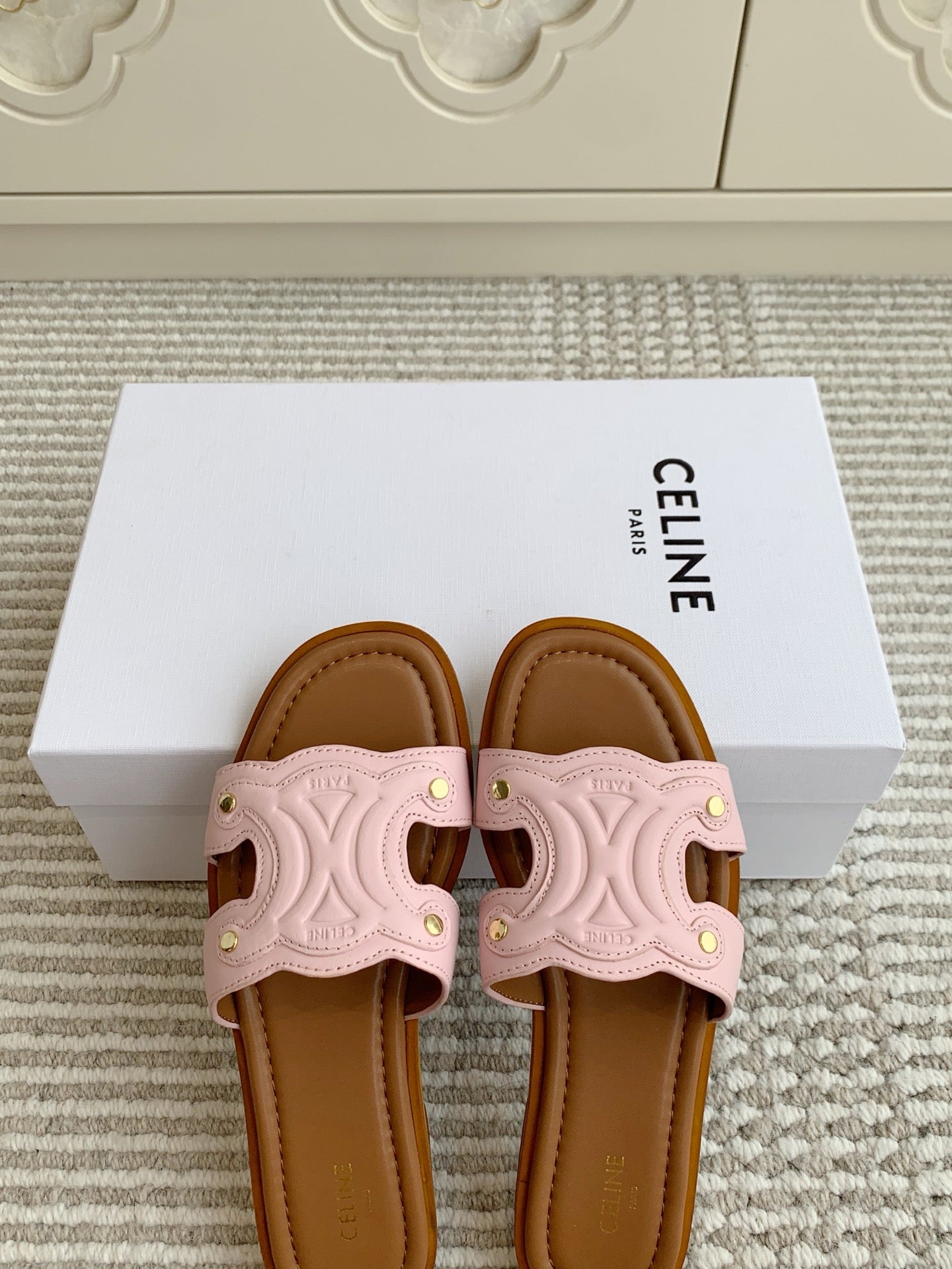 CELINE 26S TRIOMPHE SLIDE SANDALS IN LIGHT PINK CALFSKIN WITH TAN BROWN FOOTBED