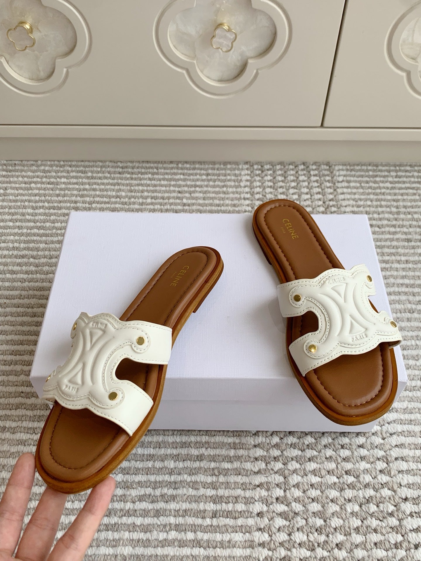 CELINE 26S TRIOMPHE SLIDE SANDALS IN IVORY WHITE CALFSKIN WITH TAN BROWN FOOTBED