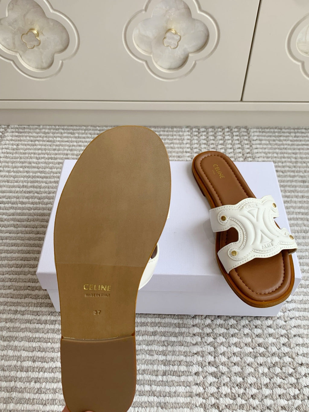 CELINE 26S TRIOMPHE SLIDE SANDALS IN IVORY WHITE CALFSKIN WITH TAN BROWN FOOTBED