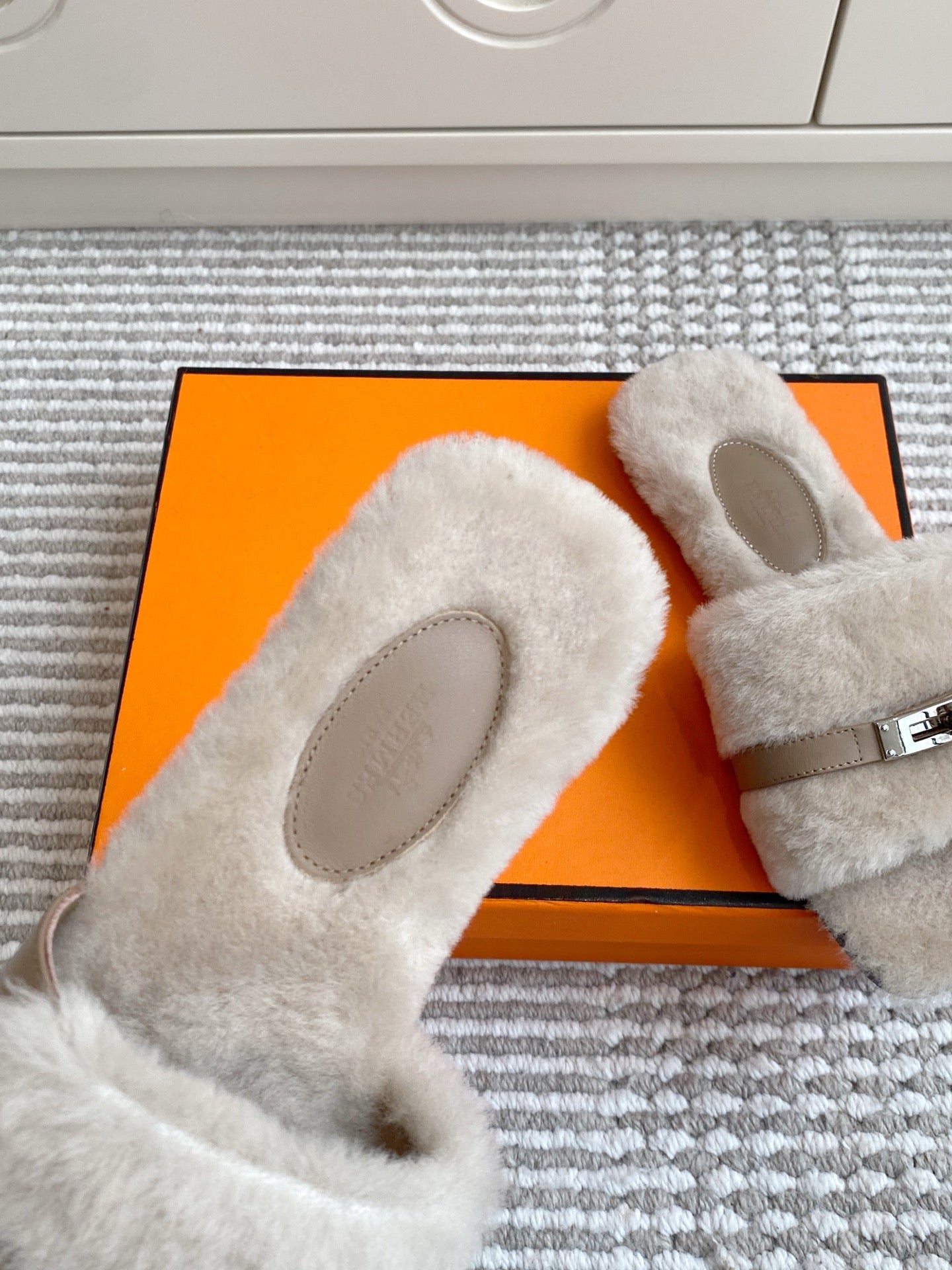 HM 25S GIULIA SANDAL IN PALE BEIGE GRAY SHEARLING WITH SILVER HARDWARE