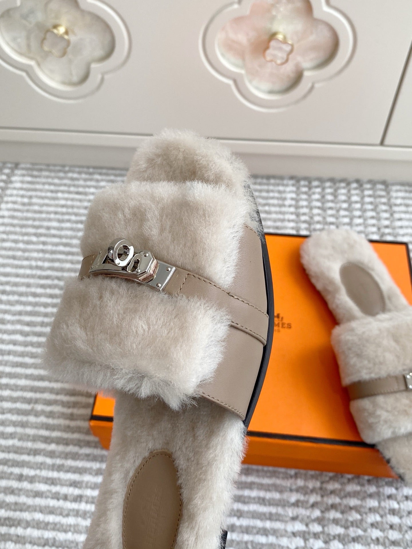 HM 25S GIULIA SANDAL IN PALE BEIGE GRAY SHEARLING WITH SILVER HARDWARE