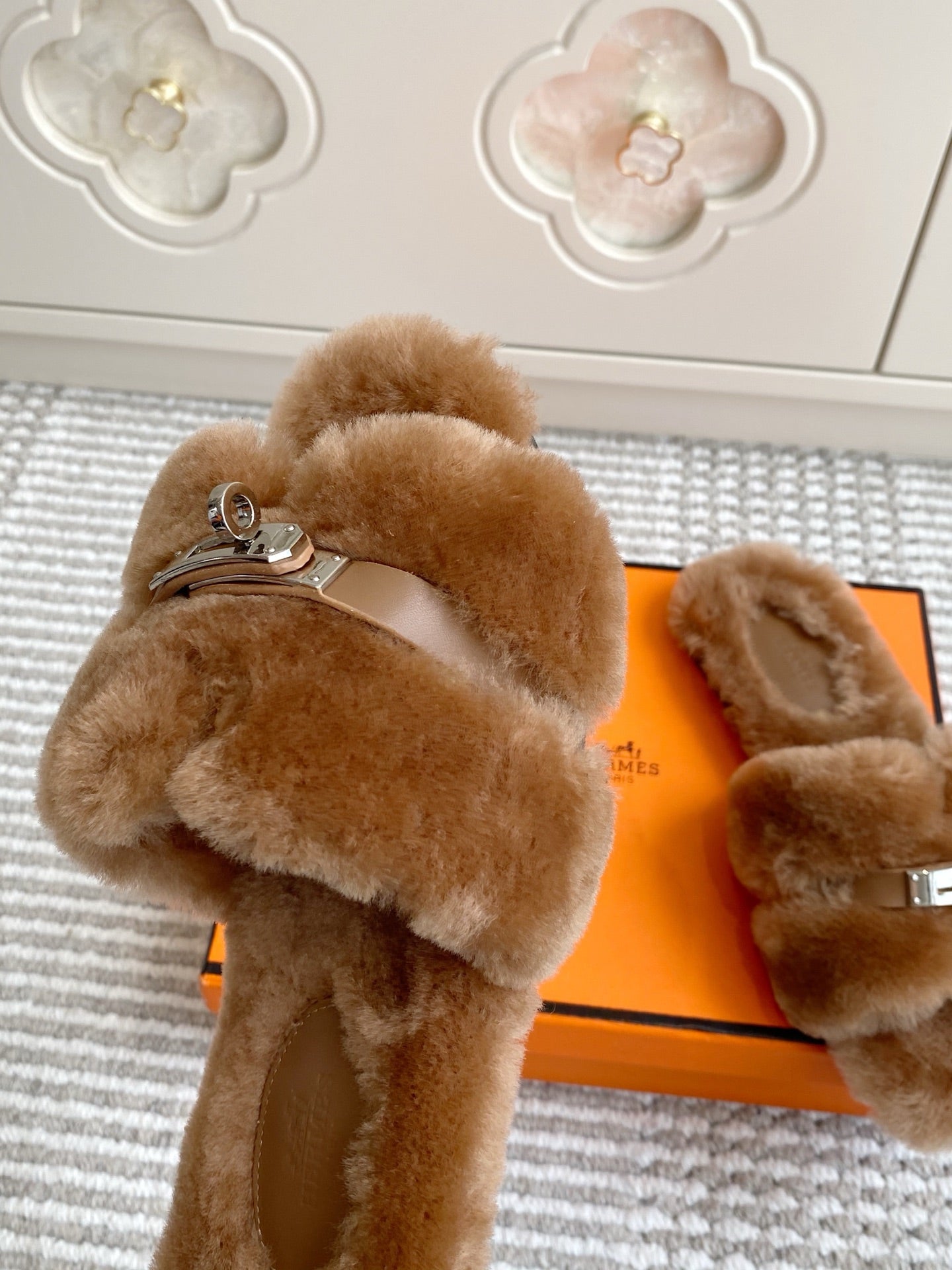 HM 25S ECLAIR SANDAL IN BROWN SHEARLING WITH SILVER HARDWARE