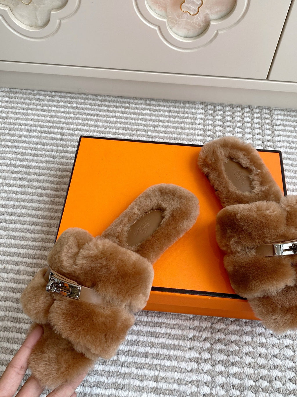 HM 25S ECLAIR SANDAL IN BROWN SHEARLING WITH SILVER HARDWARE