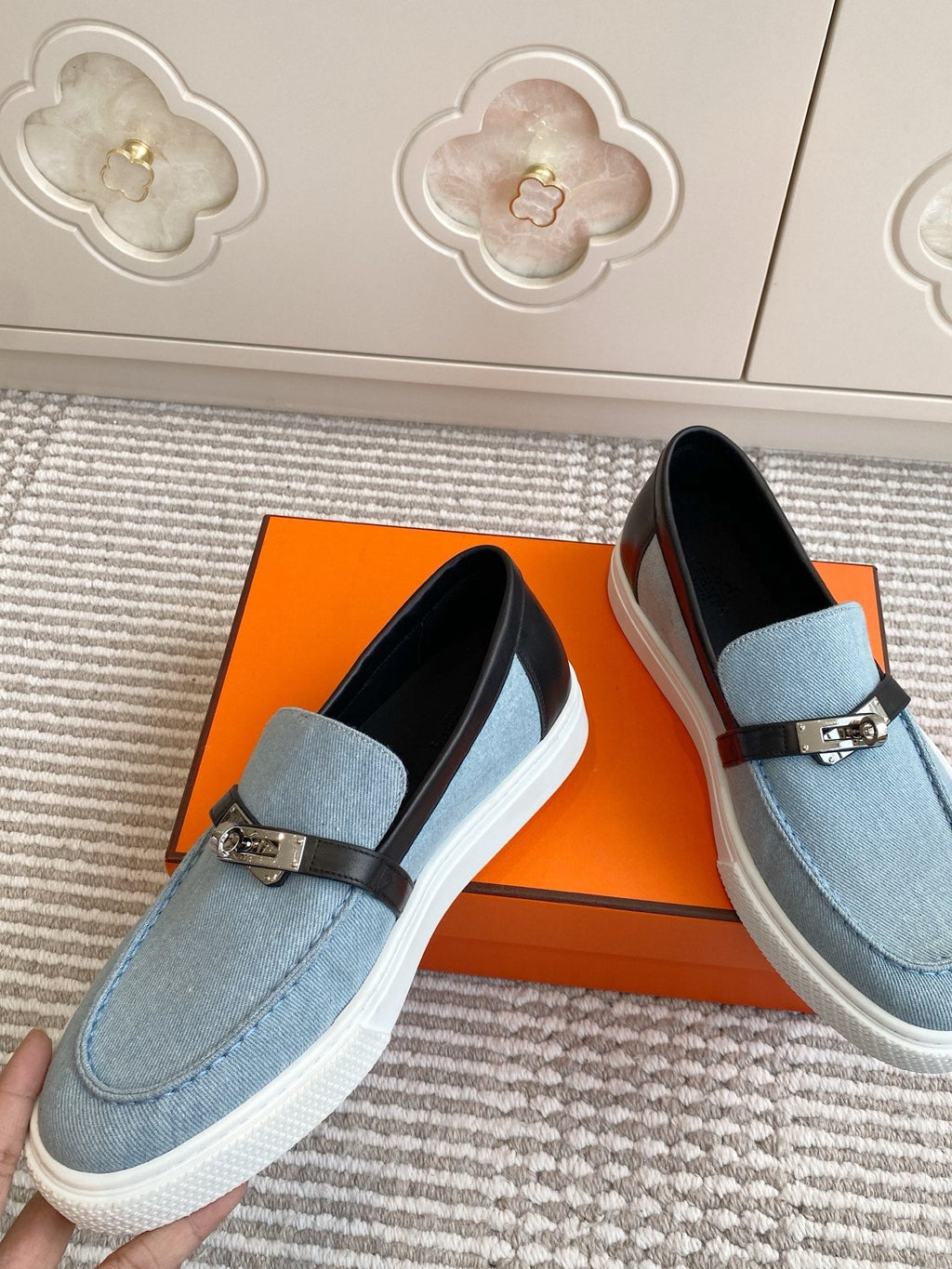 HM 25S SLIP-ON IN SKY BLUE CANVAS AND BLACK LAMBSKIN WITH SILVER HARDWARE