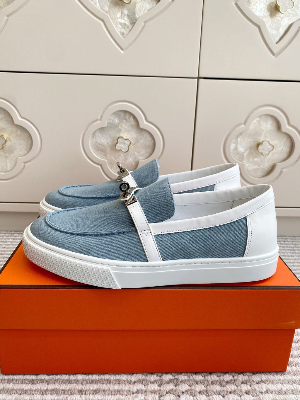 HM 25S SLIP-ON IN SKY BLUE CANVAS WITH SILVER HARDWARE