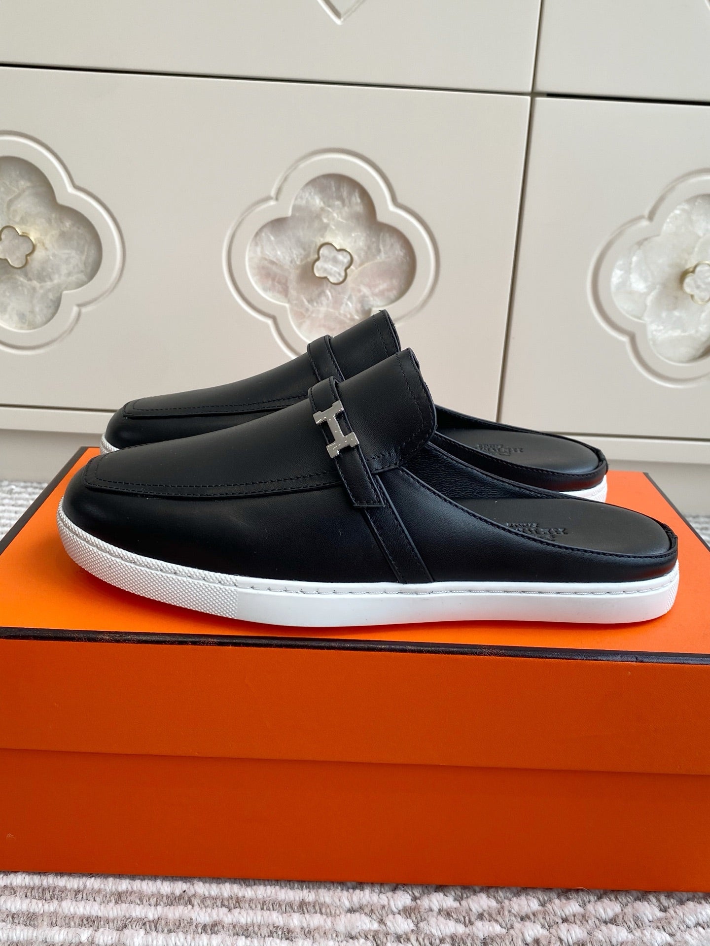 HM 25S MULES IN BLACK LAMBSKIN WITH SILVER HARDWARE