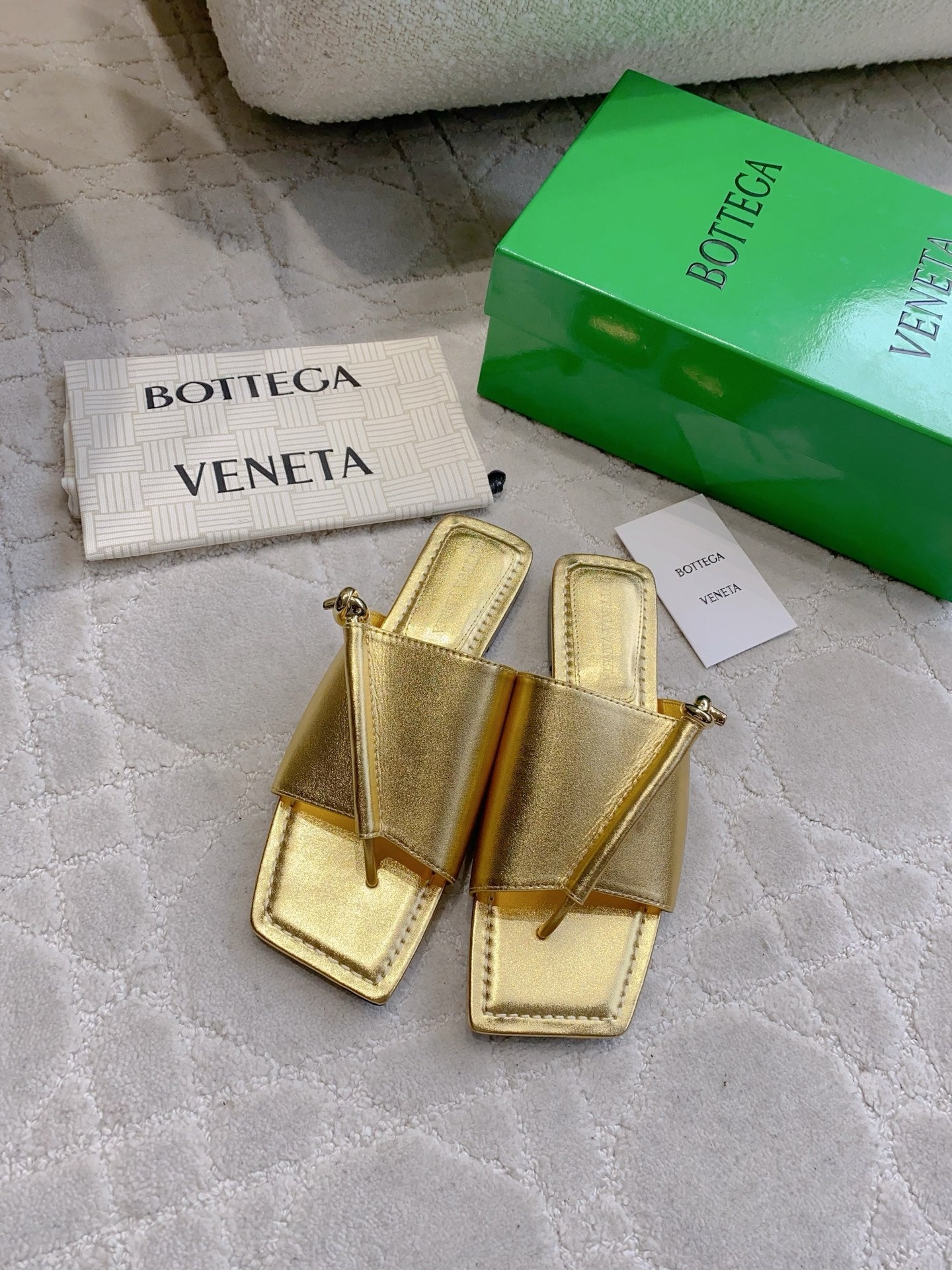 BOTTEGA VENETA 26S FLAT THONG SANDALS IN GOLD LAMBSKIN