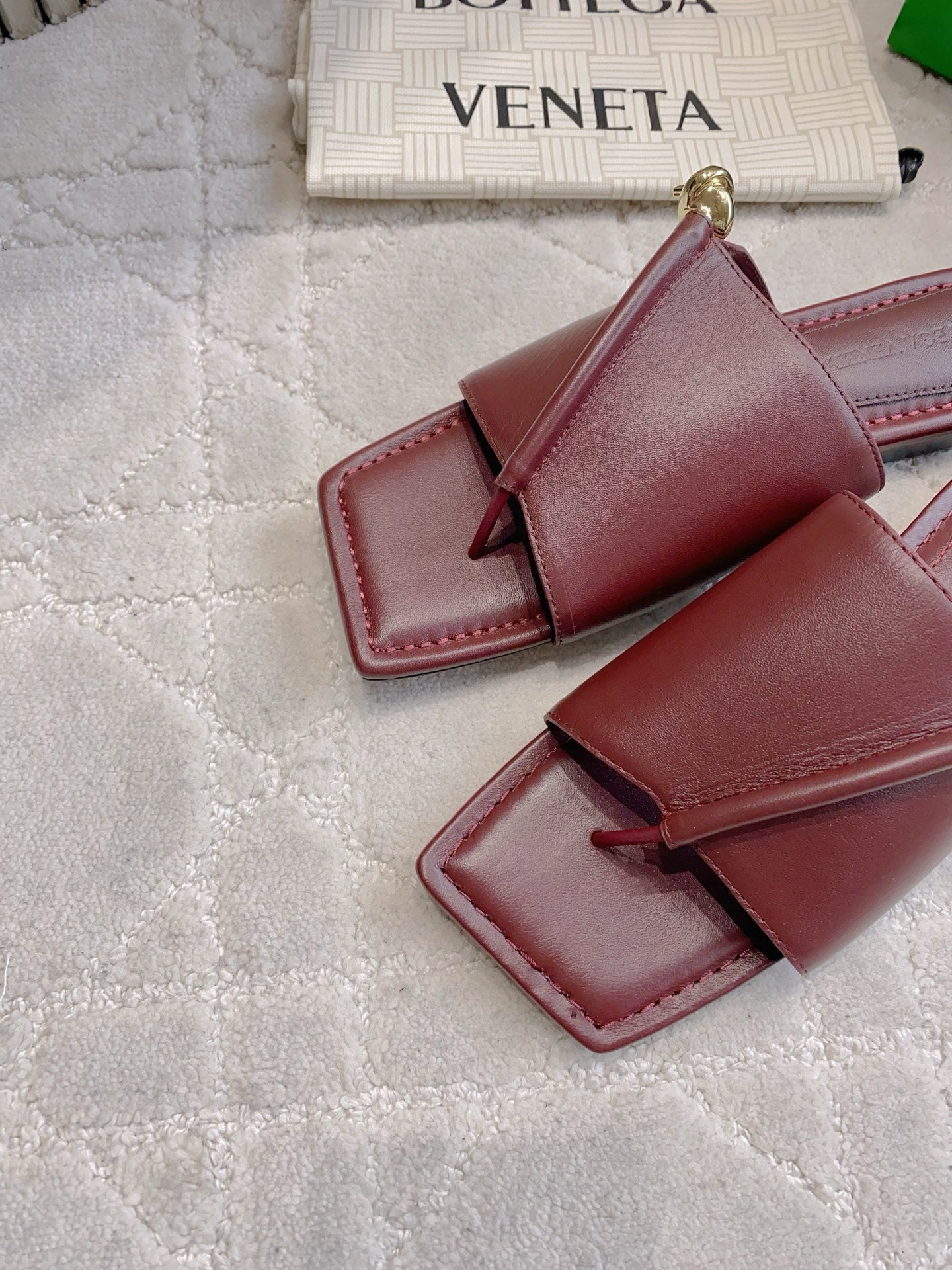 BOTTEGA VENETA 26S FLAT THONG SANDALS IN DARK RED LAMBSKIN