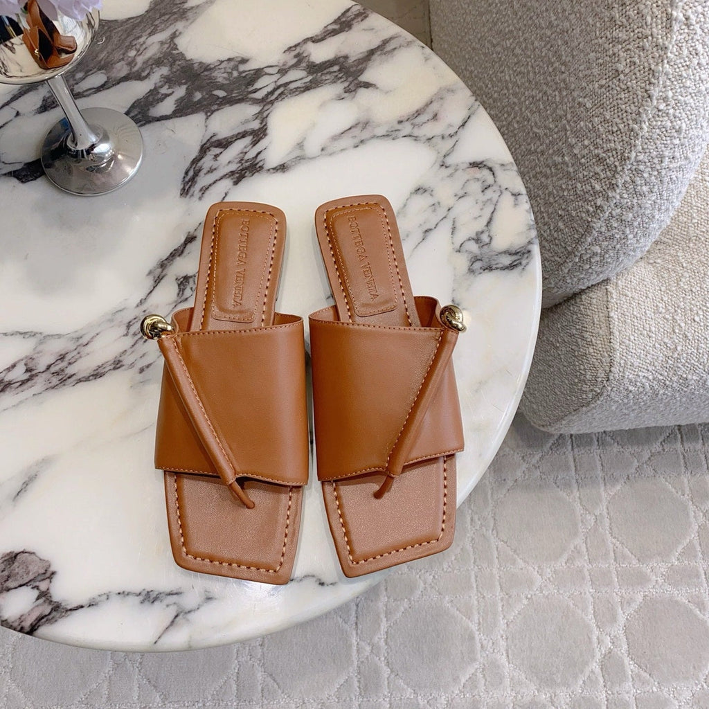 BOTTEGA VENETA 26S FLAT THONG SANDALS IN BROWN LAMBSKIN
