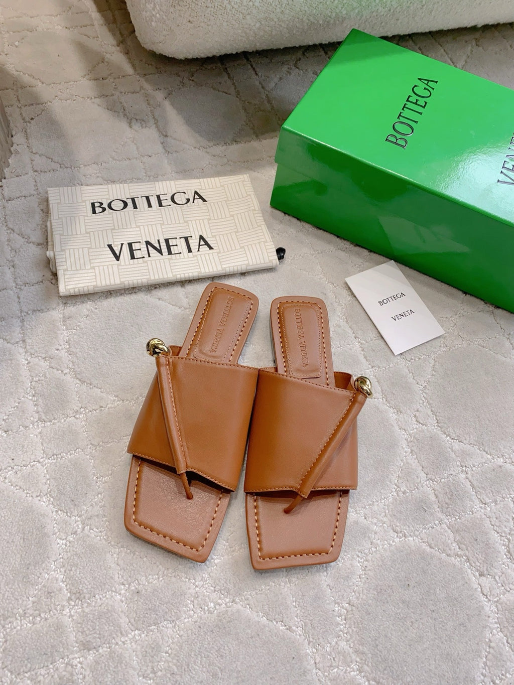 BOTTEGA VENETA 26S FLAT THONG SANDALS IN BROWN LAMBSKIN