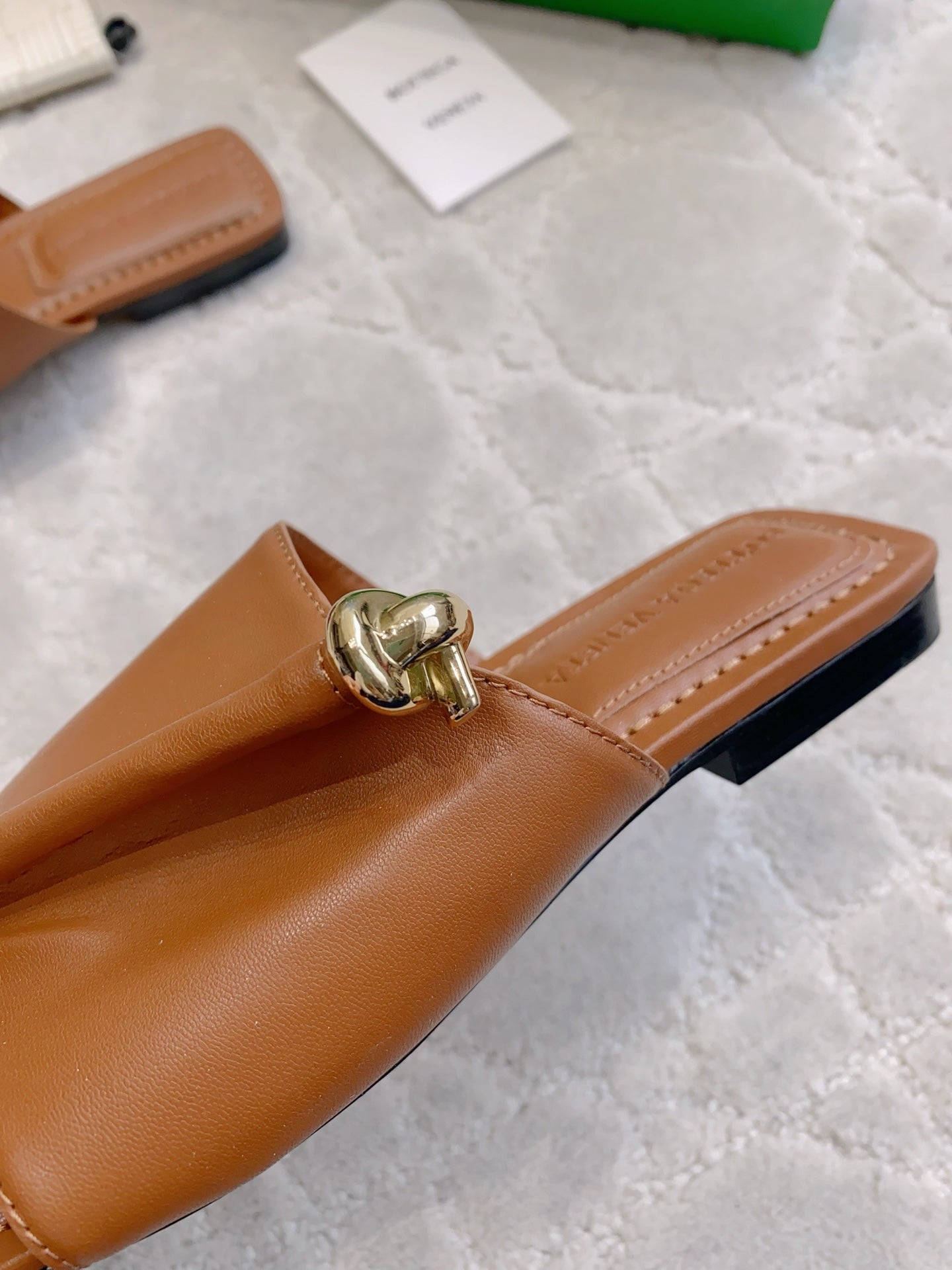 BOTTEGA VENETA 26S FLAT THONG SANDALS IN BROWN LAMBSKIN