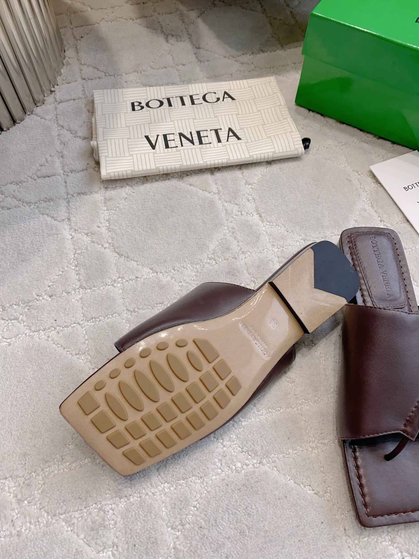 BOTTEGA VENETA 26S FLAT THONG SANDALS IN DARK BROWN LAMBSKIN