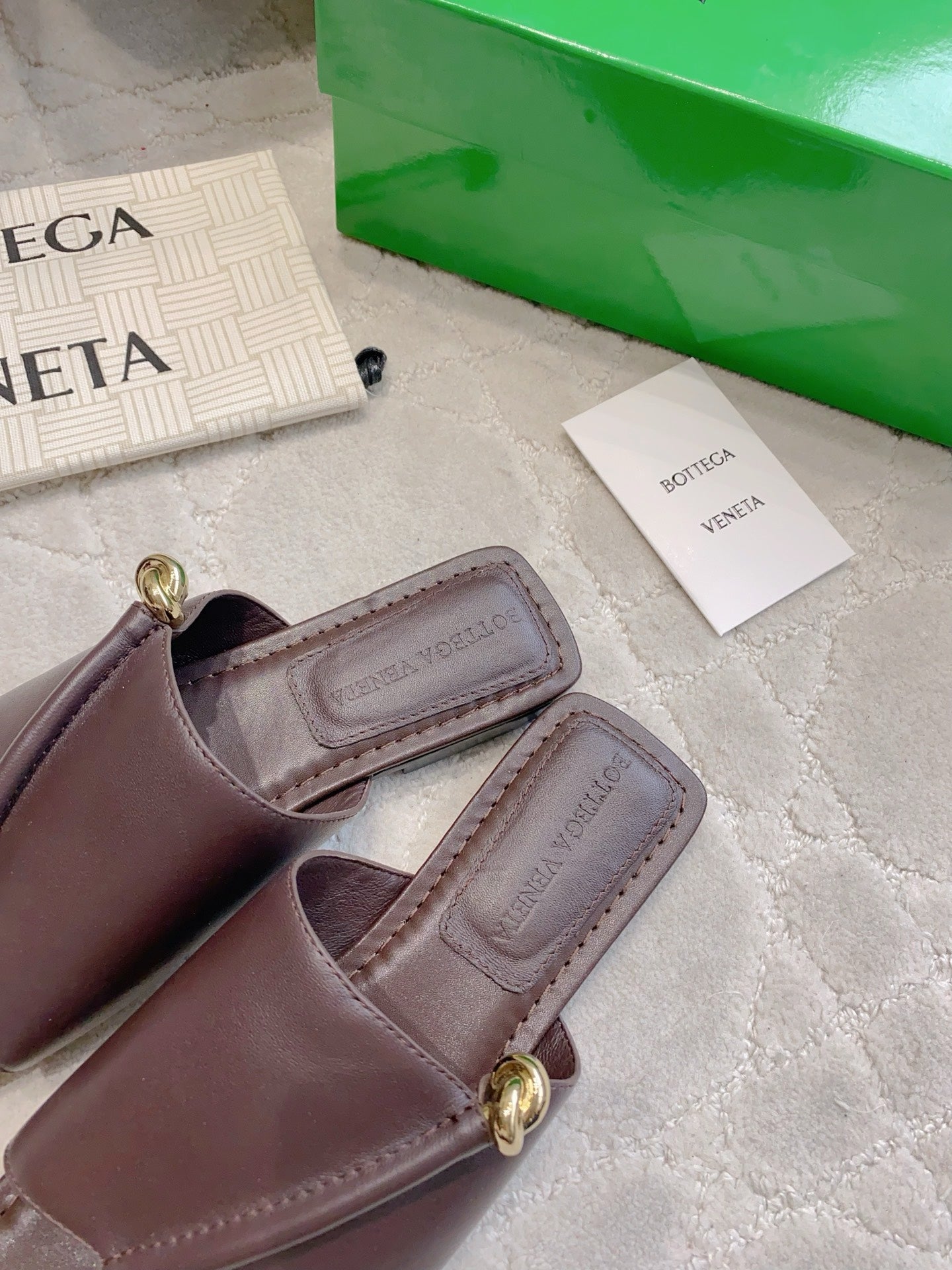 BOTTEGA VENETA 26S FLAT THONG SANDALS IN DARK BROWN LAMBSKIN