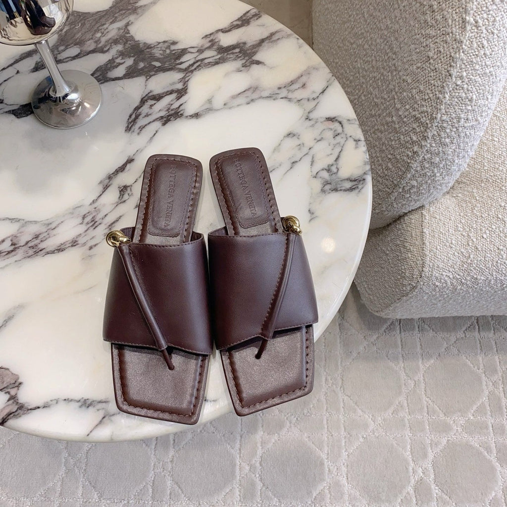 BOTTEGA VENETA 26S FLAT THONG SANDALS IN DARK BROWN LAMBSKIN