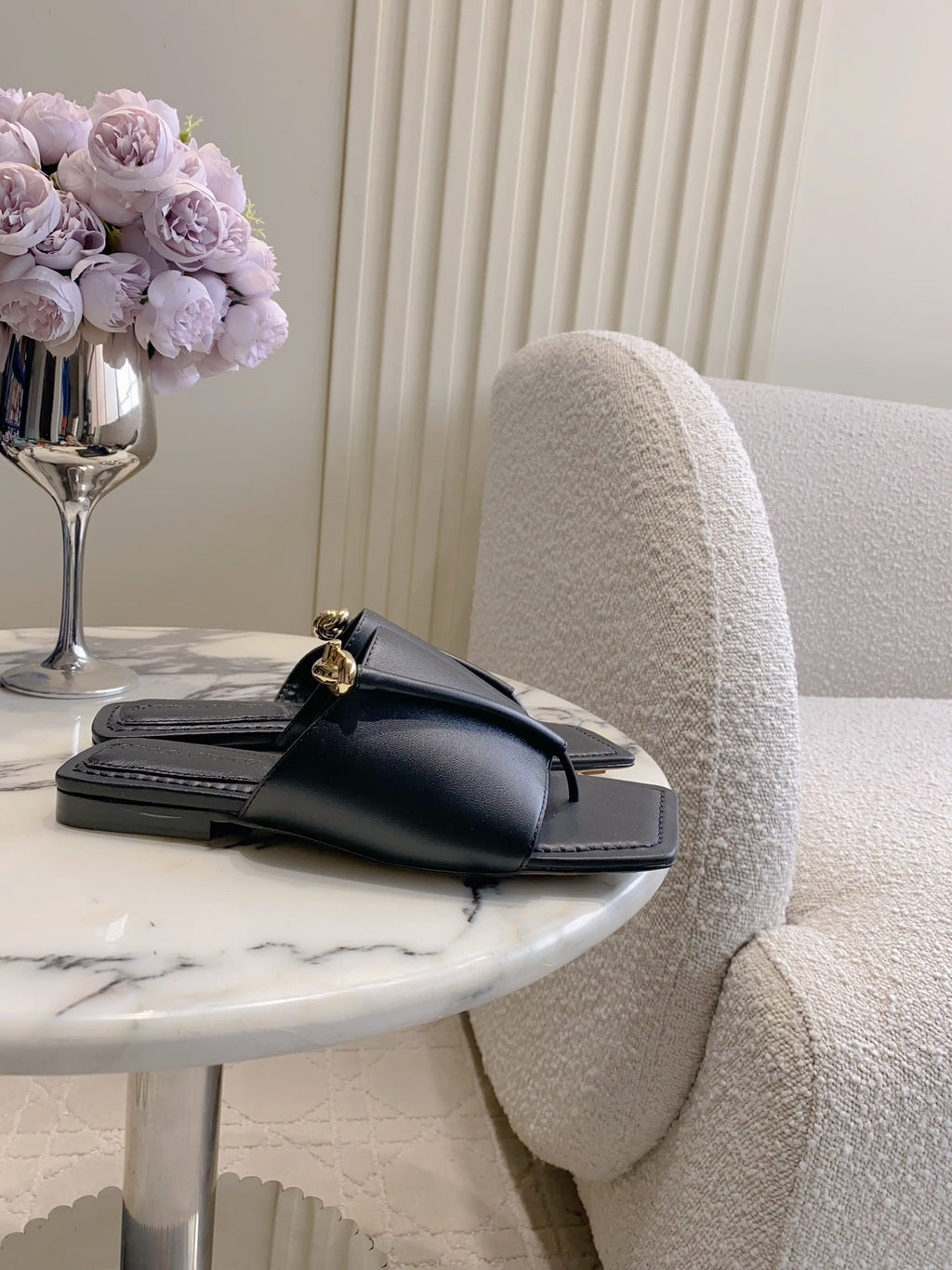 BOTTEGA VENETA 26S FLAT THONG SANDALS IN BLACK LAMBSKIN