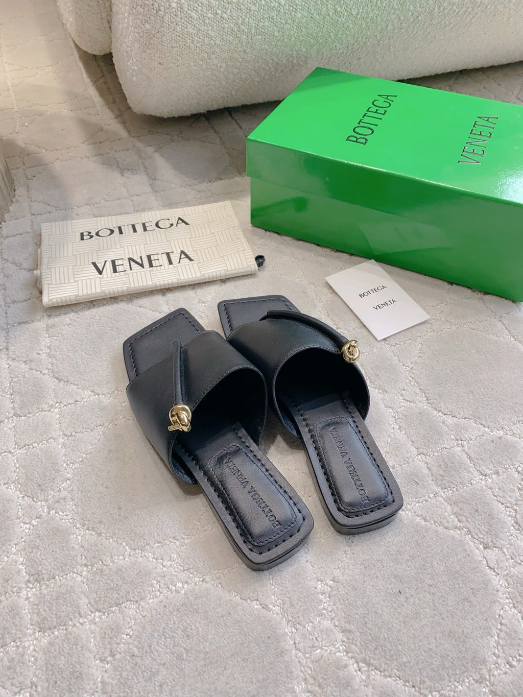 BOTTEGA VENETA 26S FLAT THONG SANDALS IN BLACK LAMBSKIN