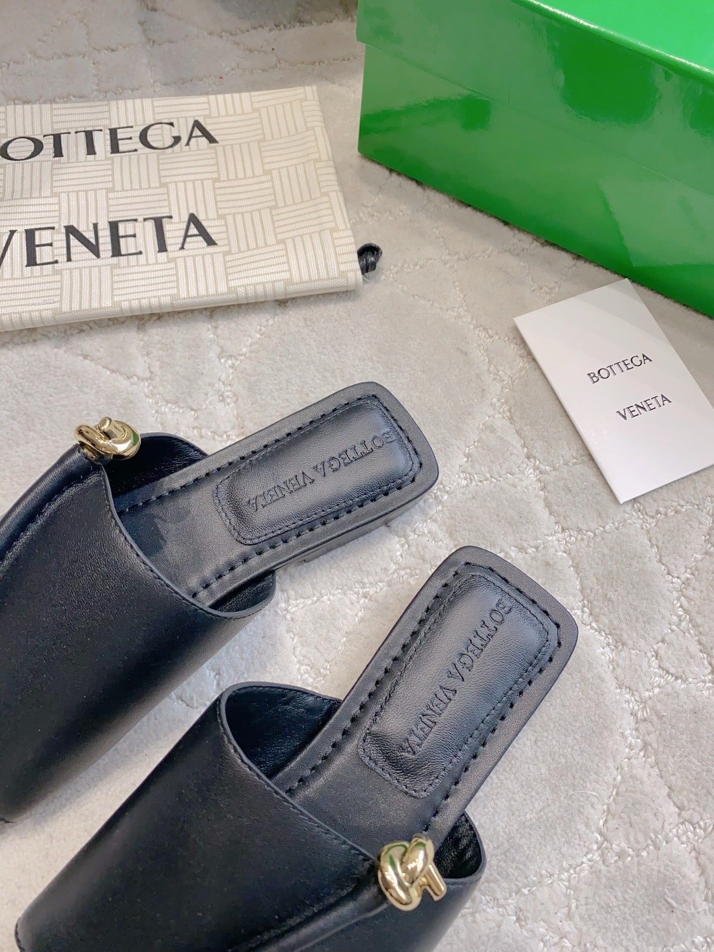 BOTTEGA VENETA 26S FLAT THONG SANDALS IN BLACK LAMBSKIN