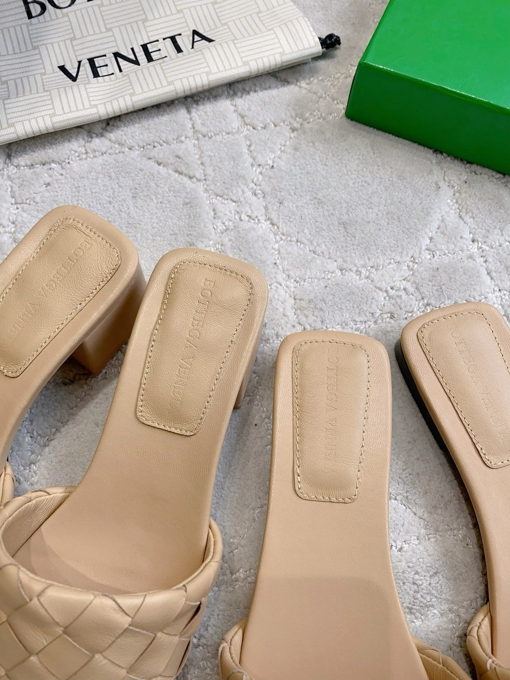 BOTTEGA VENETA 26S SQUARE-TOE SLIDE SANDALS IN BEIGE LAMBSKIN