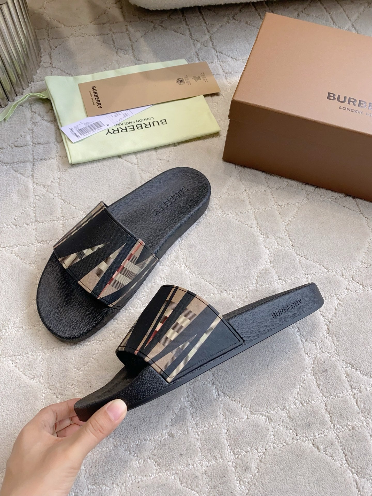 BURBERRY 26S CHECK PRINT RUBBER SLIDES IN BLACK BEIGE CALFSKIN