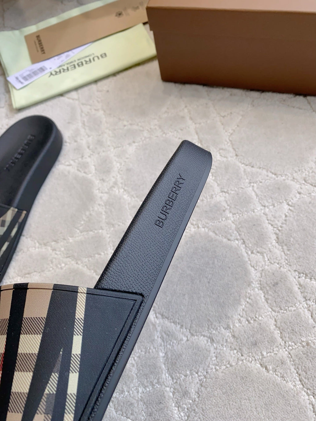 BURBERRY 26S CHECK PRINT RUBBER SLIDES IN BLACK BEIGE CALFSKIN